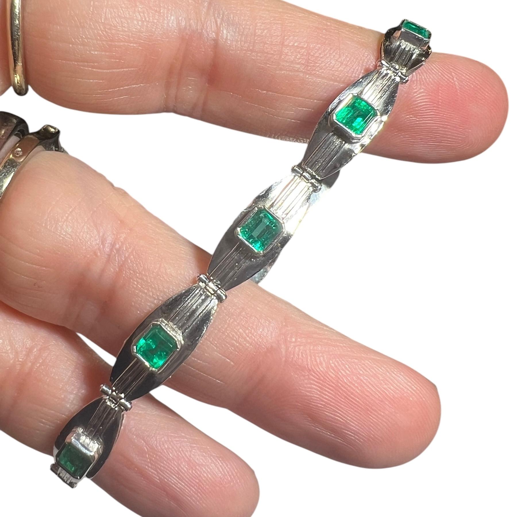 Bracelet 10 emeralds for 2 carats, 18-carat white gold For Sale 3