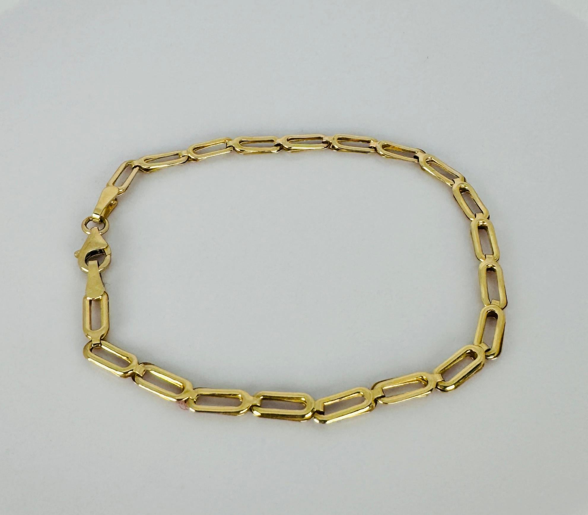 Regardez ce bracelet vintage à maillons subtil et raffiné qui offre un look légèrement différent. Fabriqué en or jaune 14 carats, son charme délicat rend ce bijou parfait à porter seul pour un style minimaliste ou à associer à d'autres bracelets
