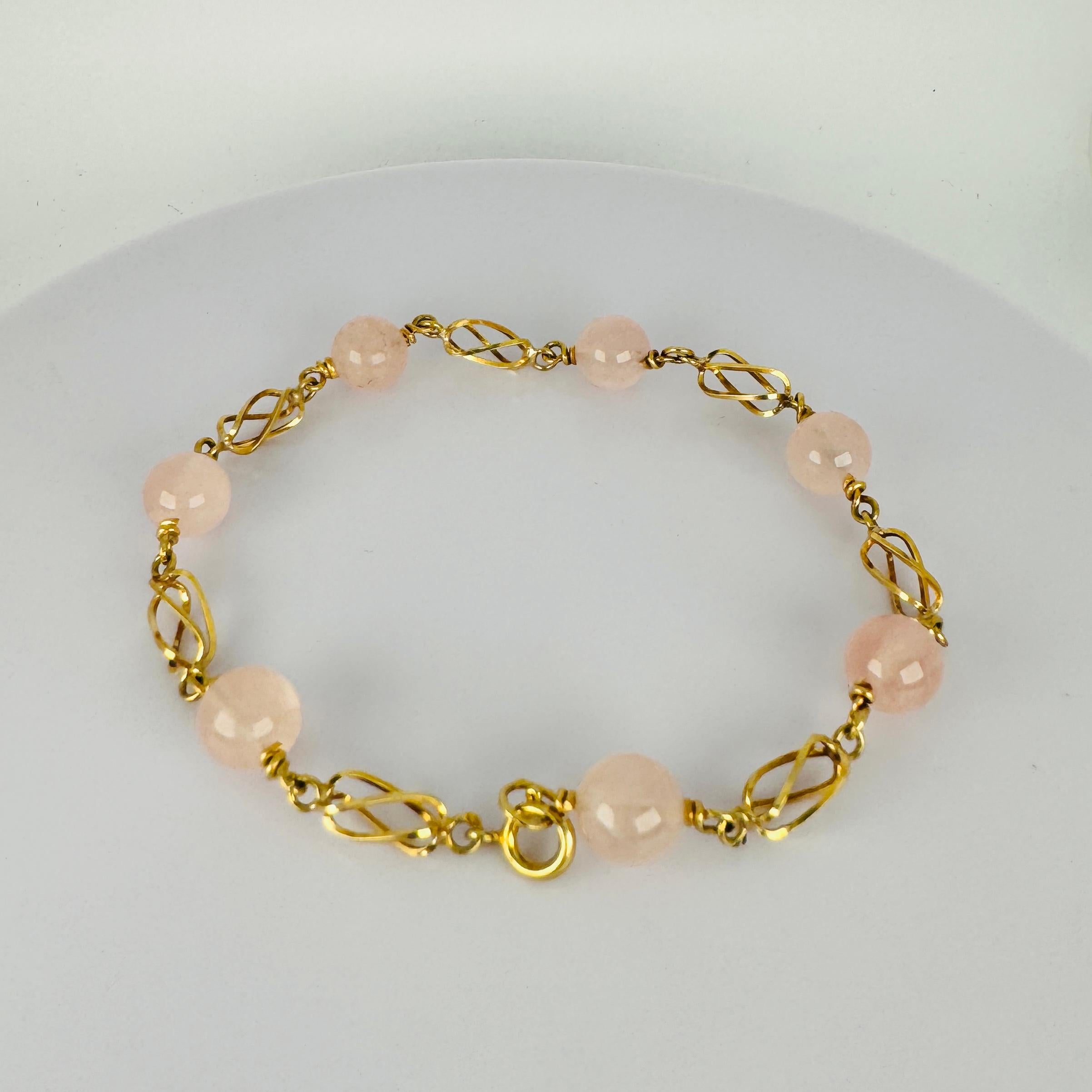 Arricchisci la tua collezione di gioielli con questo splendido bracciale vintage con quarzo rosa, realizzato in oro giallo 14 carati. Guarda il colore rosa! Indossato da solo o abbinato ad altri bracciali, la sua eleganza senza tempo è perfetta per
