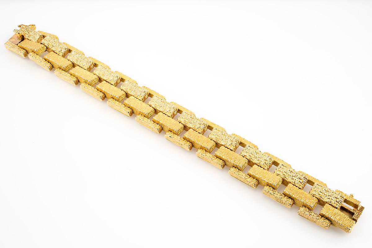 Bracelet in 18 Karat Gold of Interlocking Brick Pattern, French circa 1965. In Good Condition For Sale In London, GB