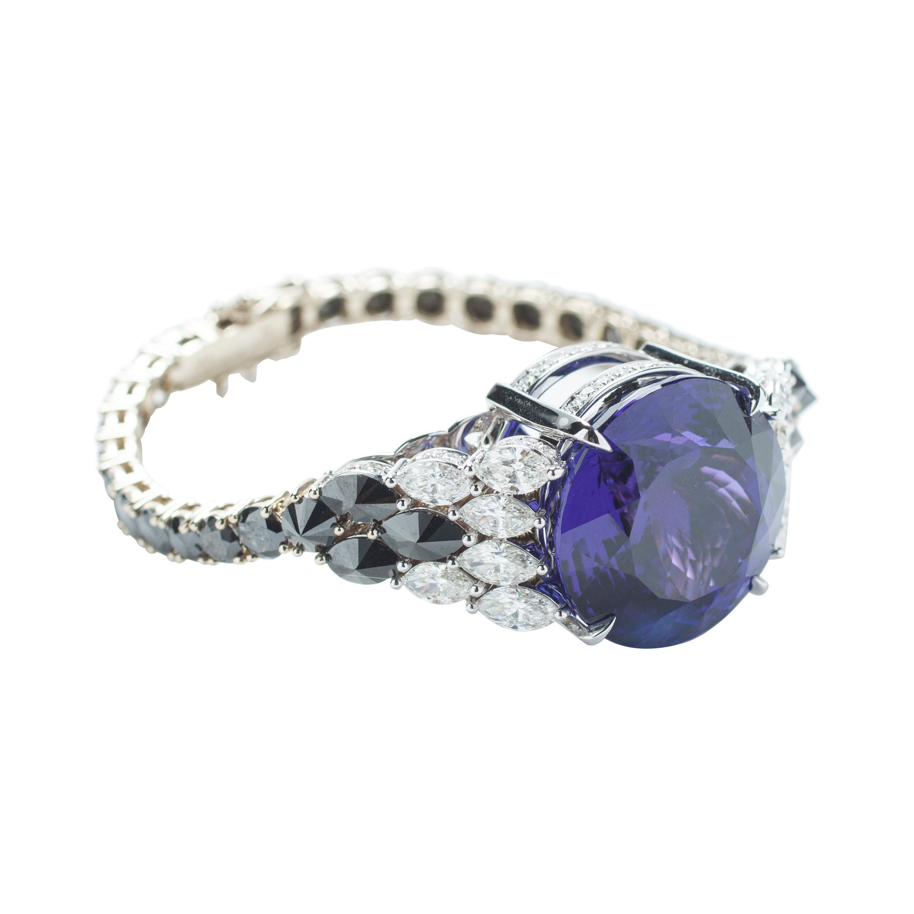 Tanzanite 49, 46ct & Diamonds 15, 65ct 18k Gold Bracelet For Sale