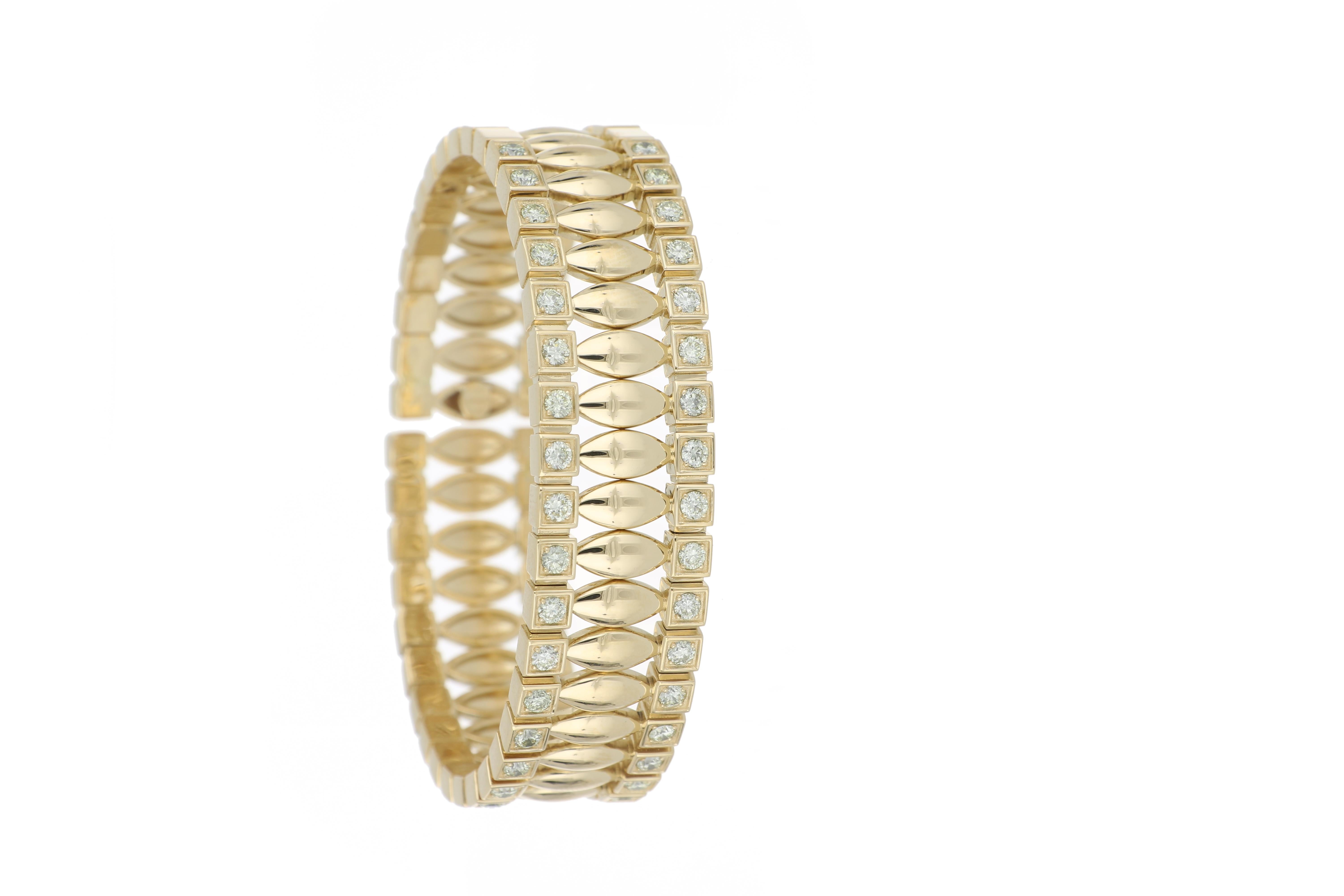 Bracelet 18 Karat Yellow Gold and Cream Diamonds VS color G, Handmade In New Condition For Sale In SESTO FIORENTINO, IT