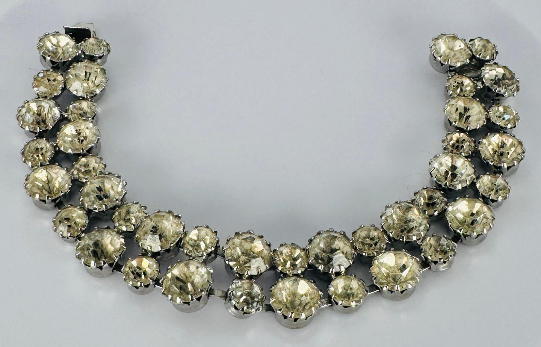 Bracelet ancien signé WEISS, 2 rangées de cristaux, années 1940 Pour femmes en vente