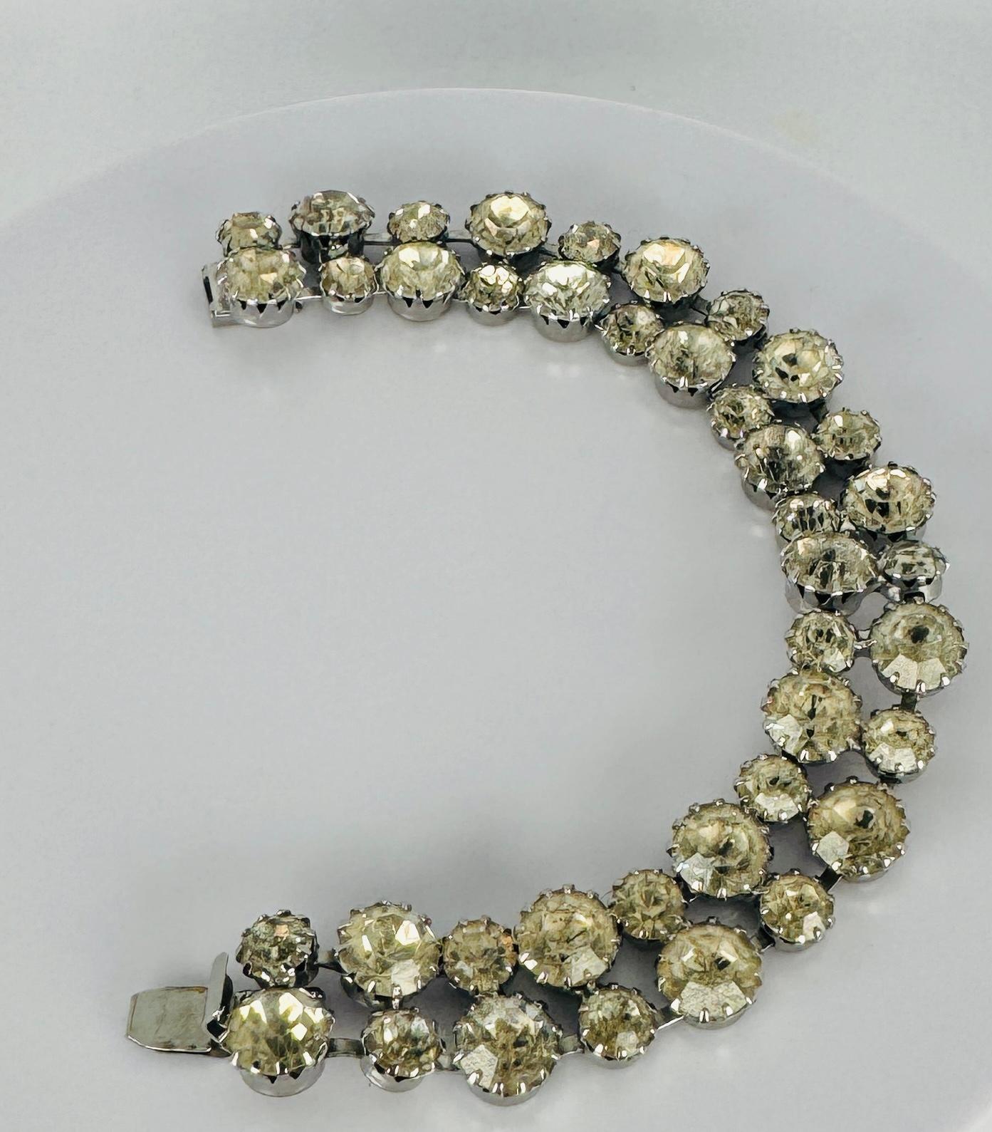 Bracelet ancien signé WEISS, 2 rangées de cristaux, années 1940 en vente 1