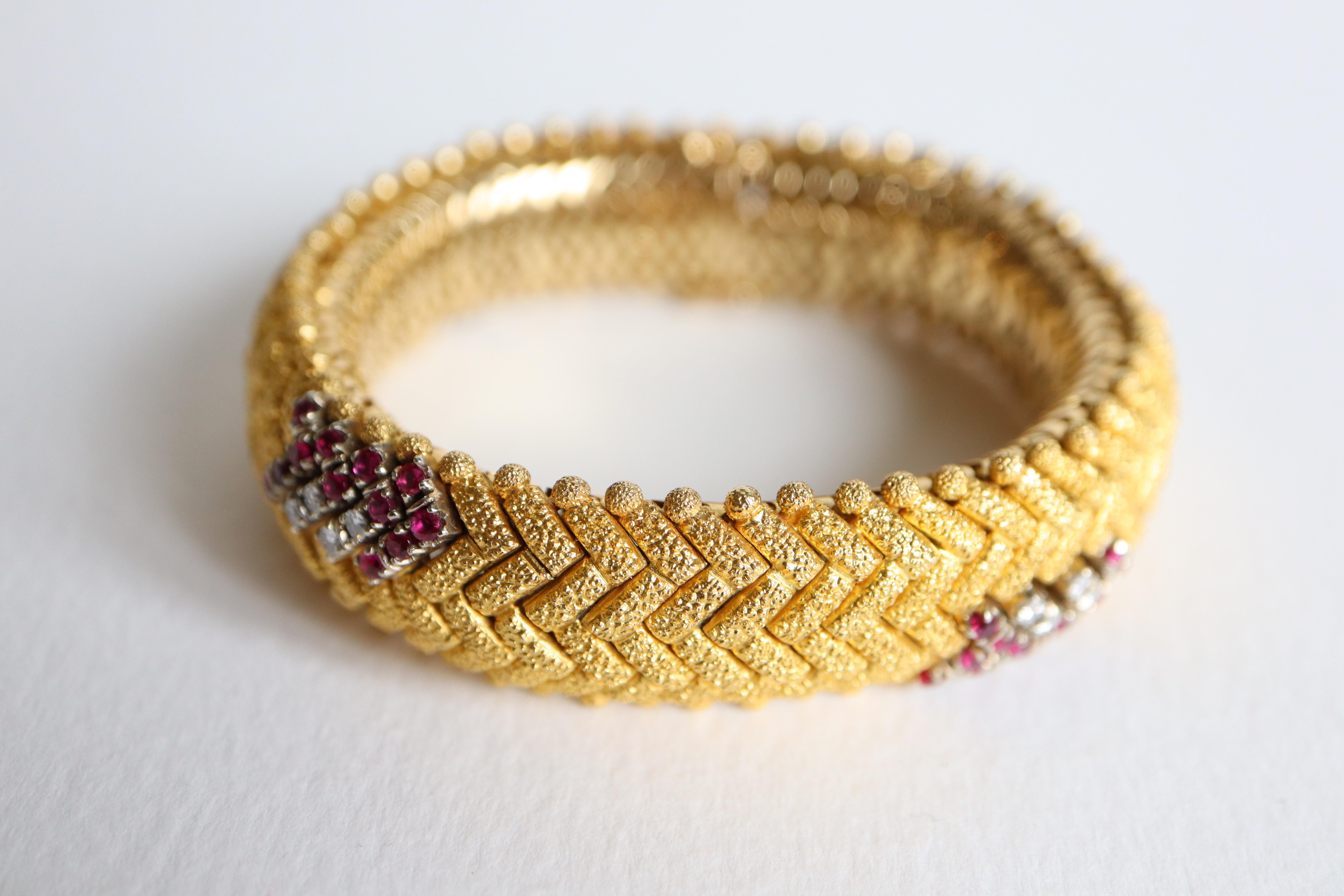 Bracelet c1960 in 18 Karat Yellow Gold Diamonds and Ruby Hammered Satin-Brushed  For Sale 1