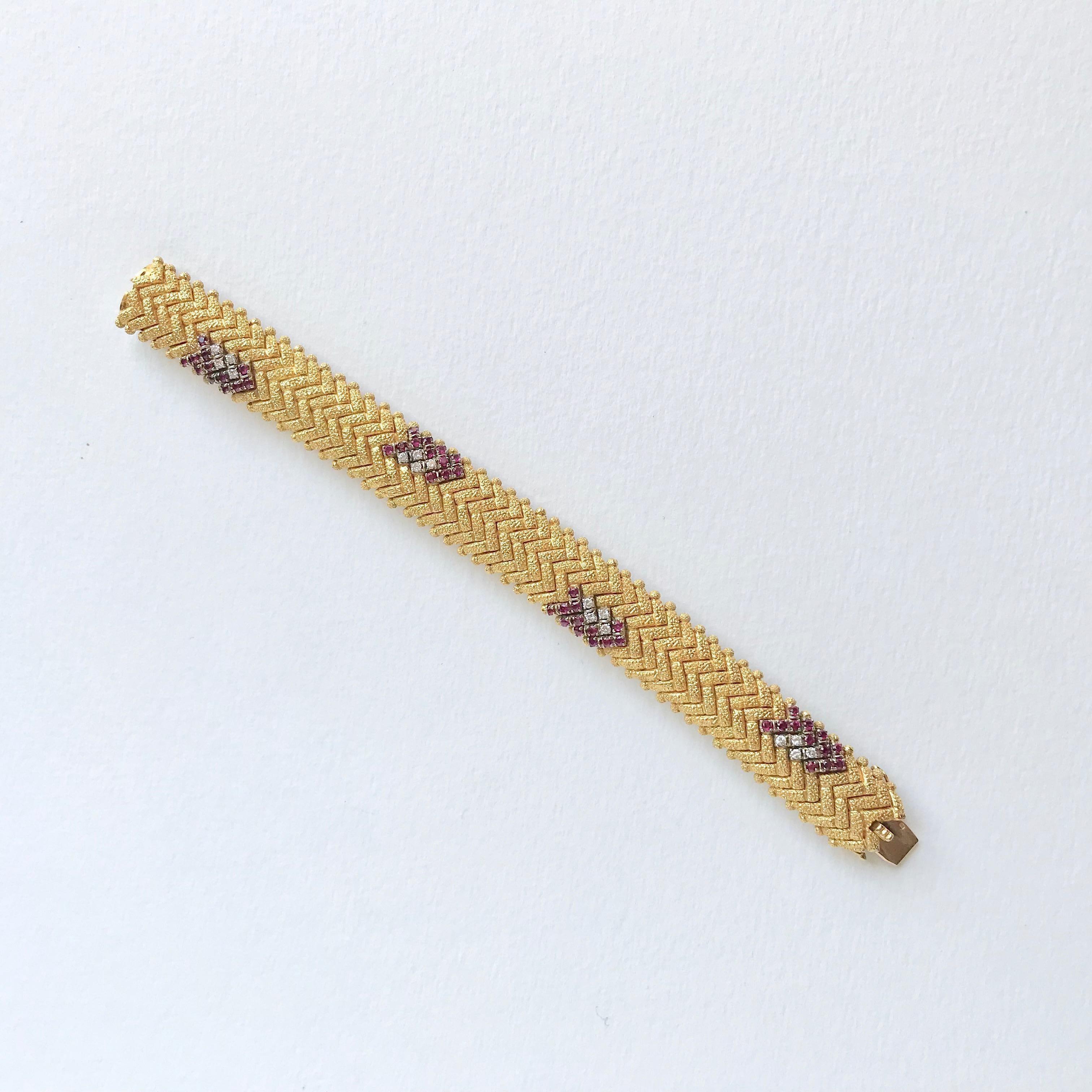 Bracelet en or jaune 18 carats, diamants et rubis martelé brun satiné, vers 1960  en vente 2