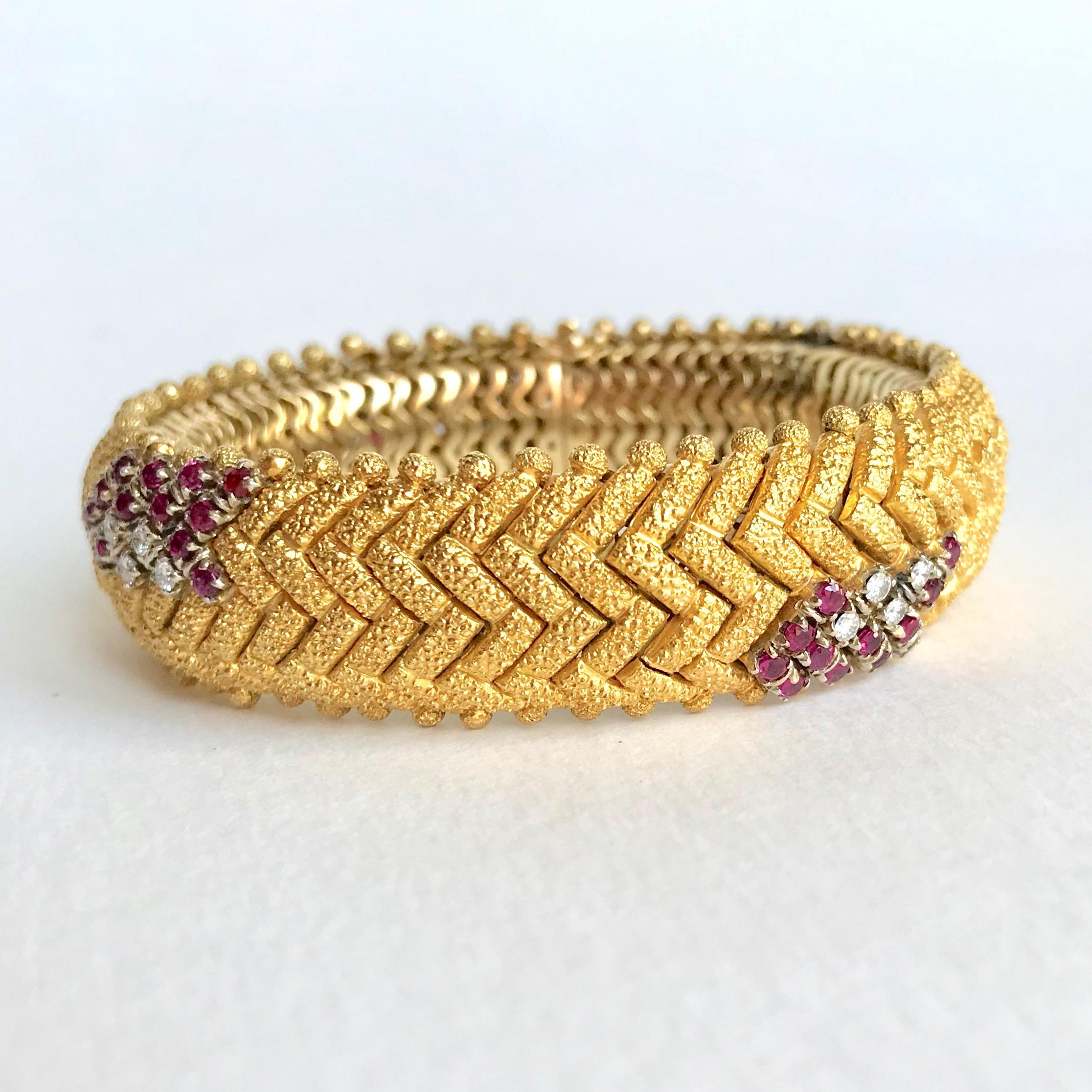 Bracelet c1960 in 18 Karat Yellow Gold Diamonds and Ruby Hammered Satin-Brushed  For Sale 3
