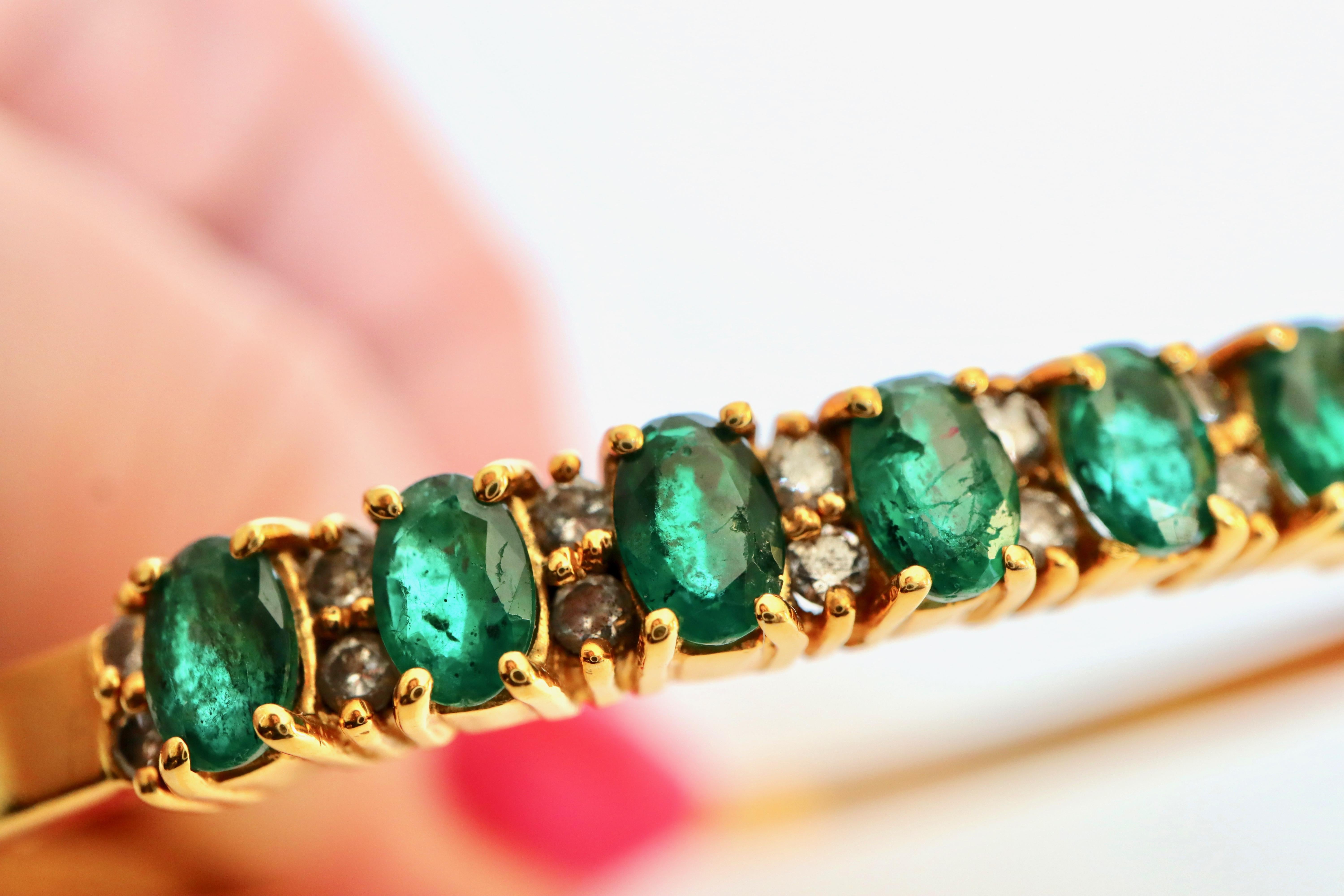 Bracelet 9 Emeralds Approximate 3 Carat in 14 Karat Yellow Gold Setting In Good Condition In Paris, FR