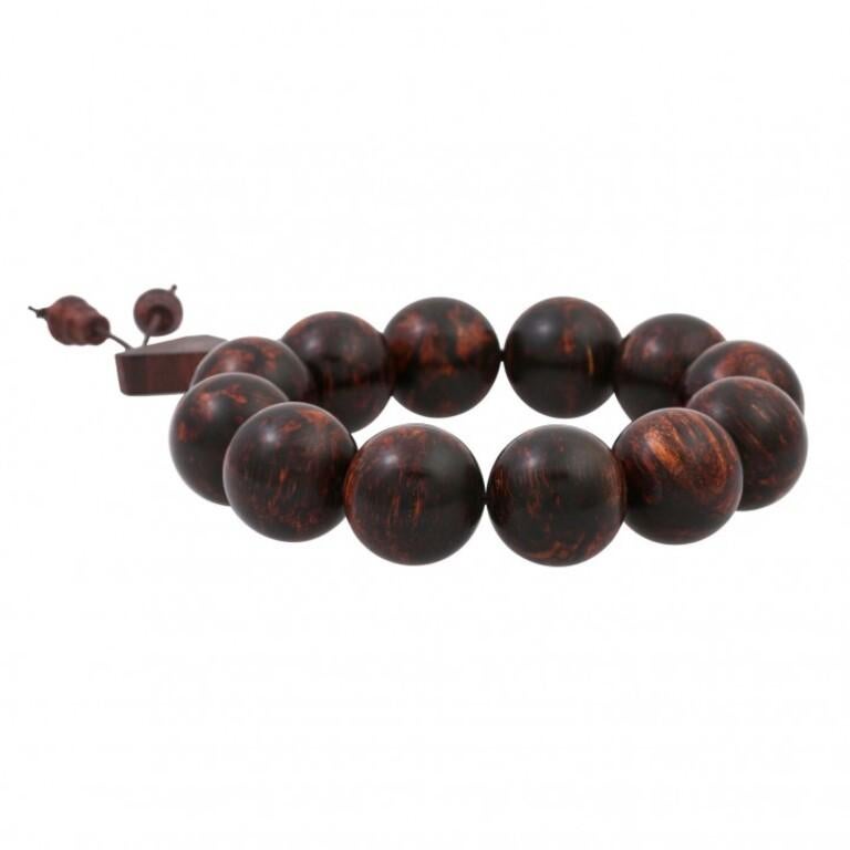 Balls approx. 20.5 mm, highly polished with orange-brown grain, 53.1 g, inner circumference approx. 18.5 cm, on rubber band, 21st century, condition as new. (86a)

 Agarwood bracelet, beads approx. 20.5 mm, glossy finish with orange brown texture,
