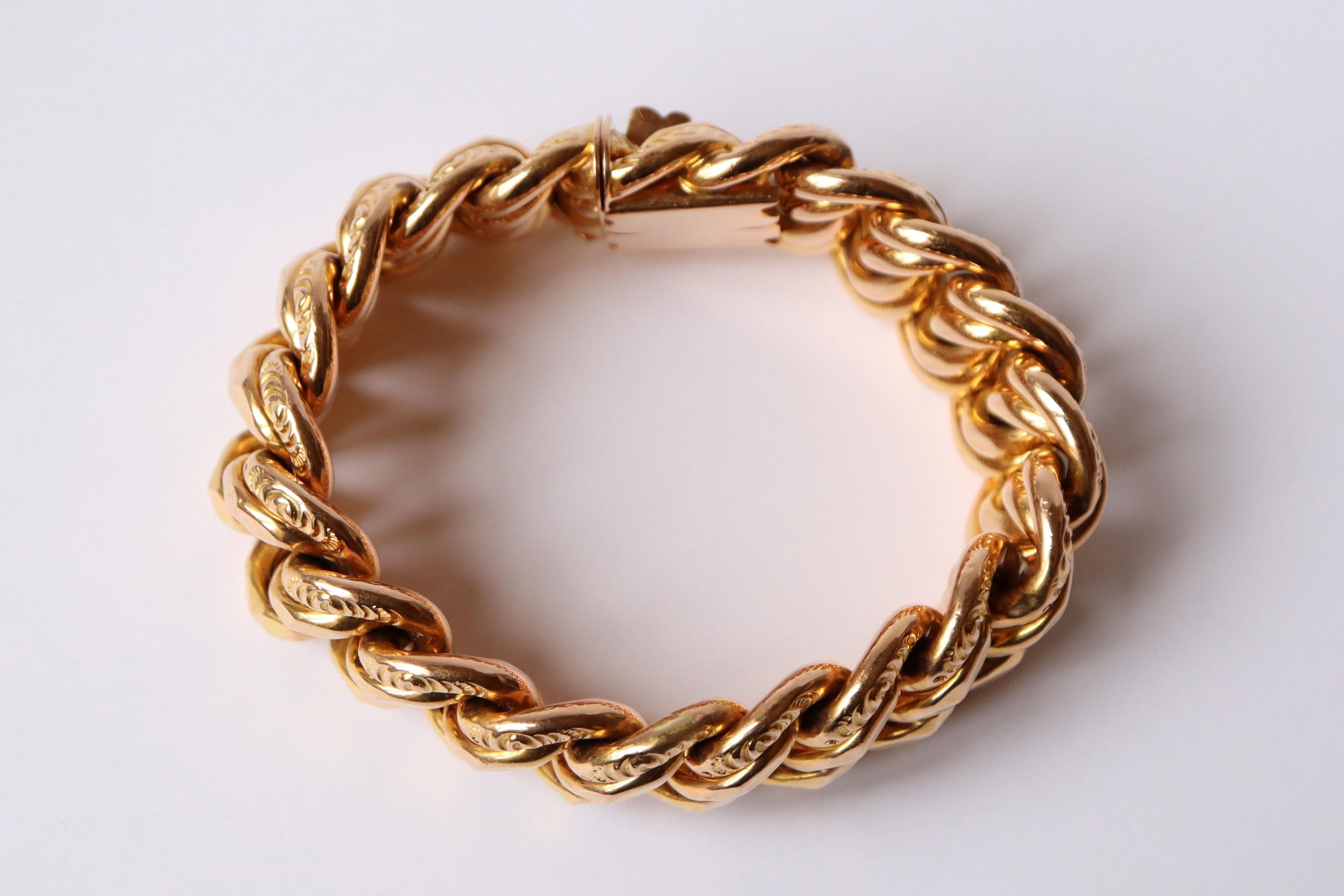 Bracelet circa 1970 in 18K yellow gold American double link hammered 
Length: 20 cm Width: 2.3 cm
Safety eight 
Eagle Head hallmark
Net weight: 66.6g
