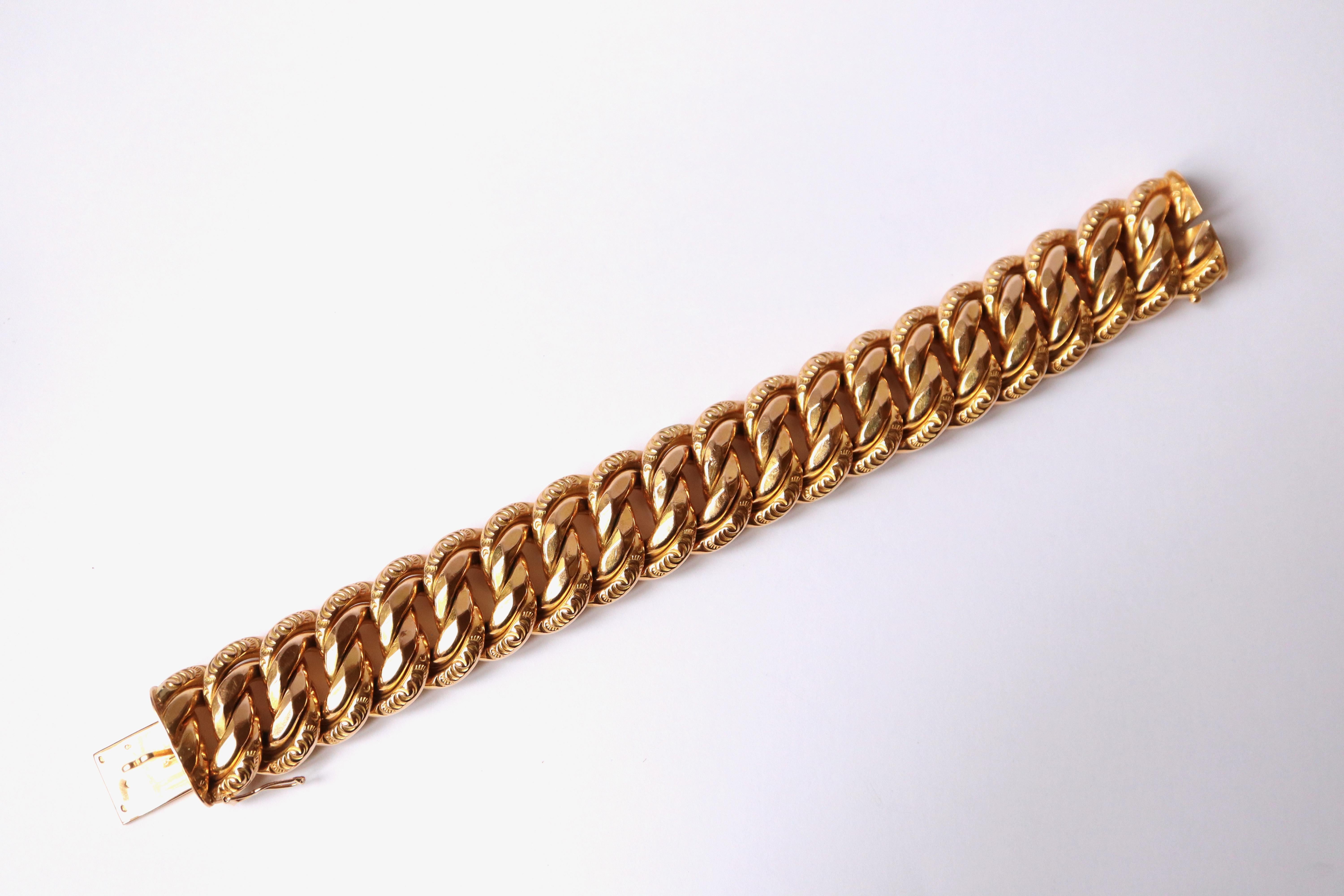 Bracelet American Double Link Hammered in 18 Karat Yellow Gold, circa 1970 In Good Condition For Sale In Paris, FR