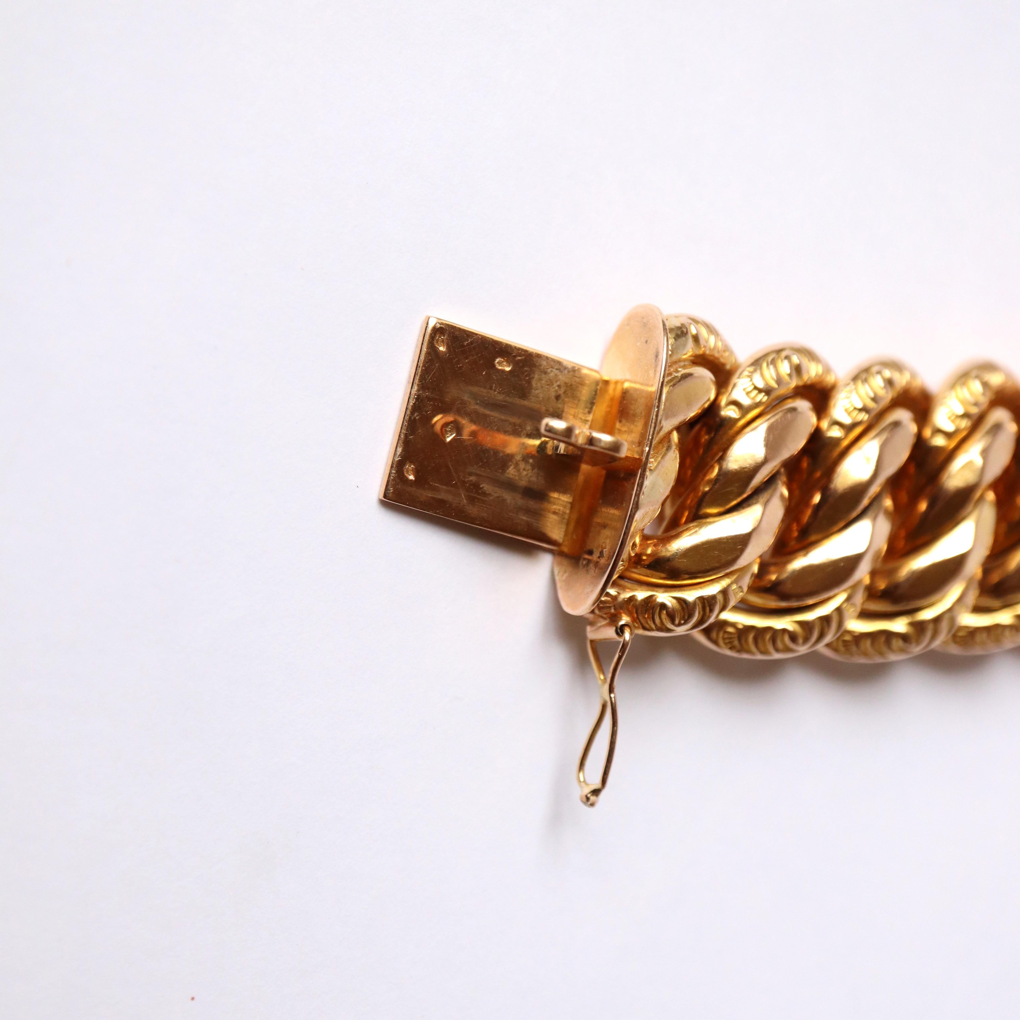 Bracelet American Double Link Hammered in 18 Karat Yellow Gold, circa 1970 For Sale 1