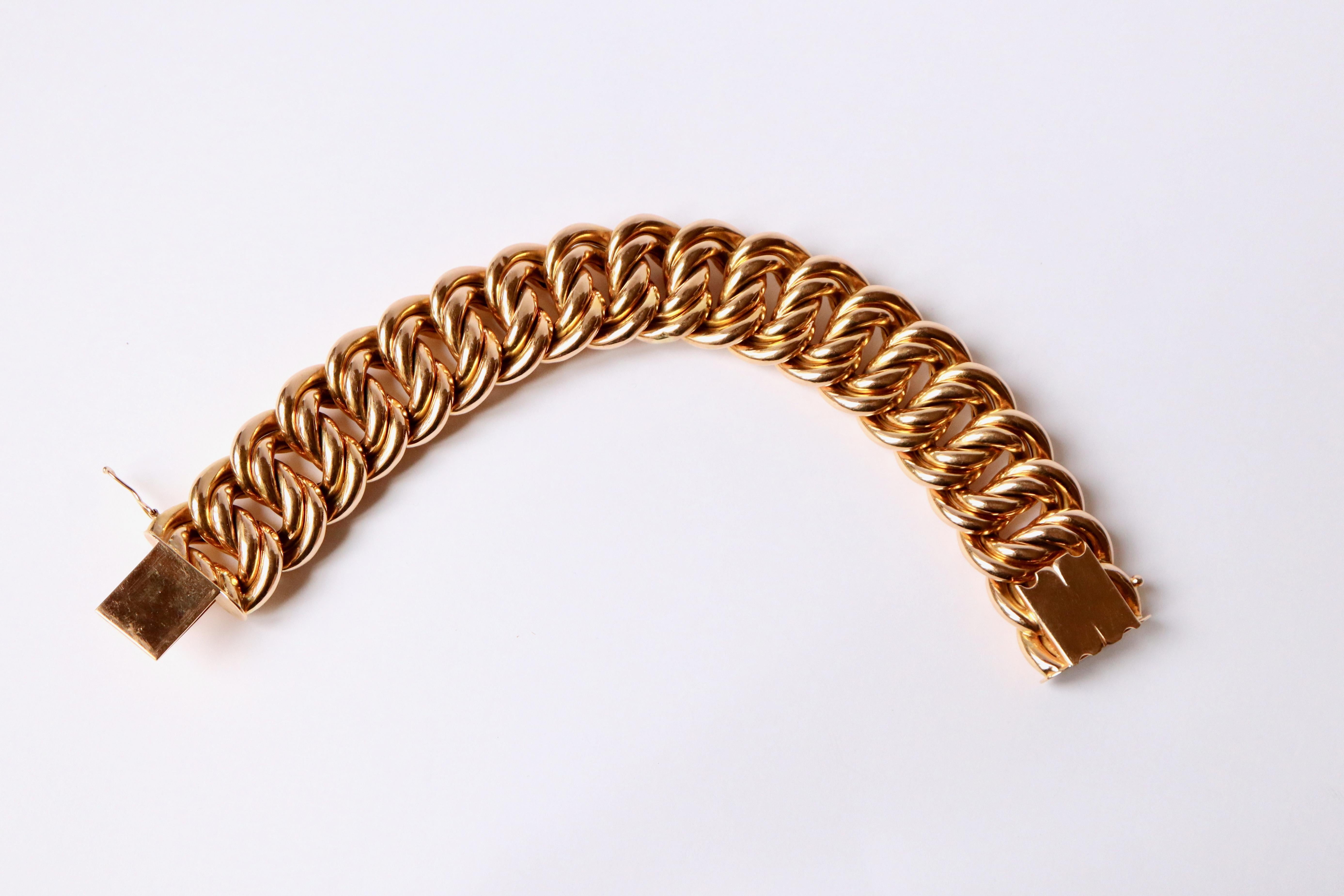 Bracelet American Double Link Hammered in 18 Karat Yellow Gold, circa 1970 For Sale 2