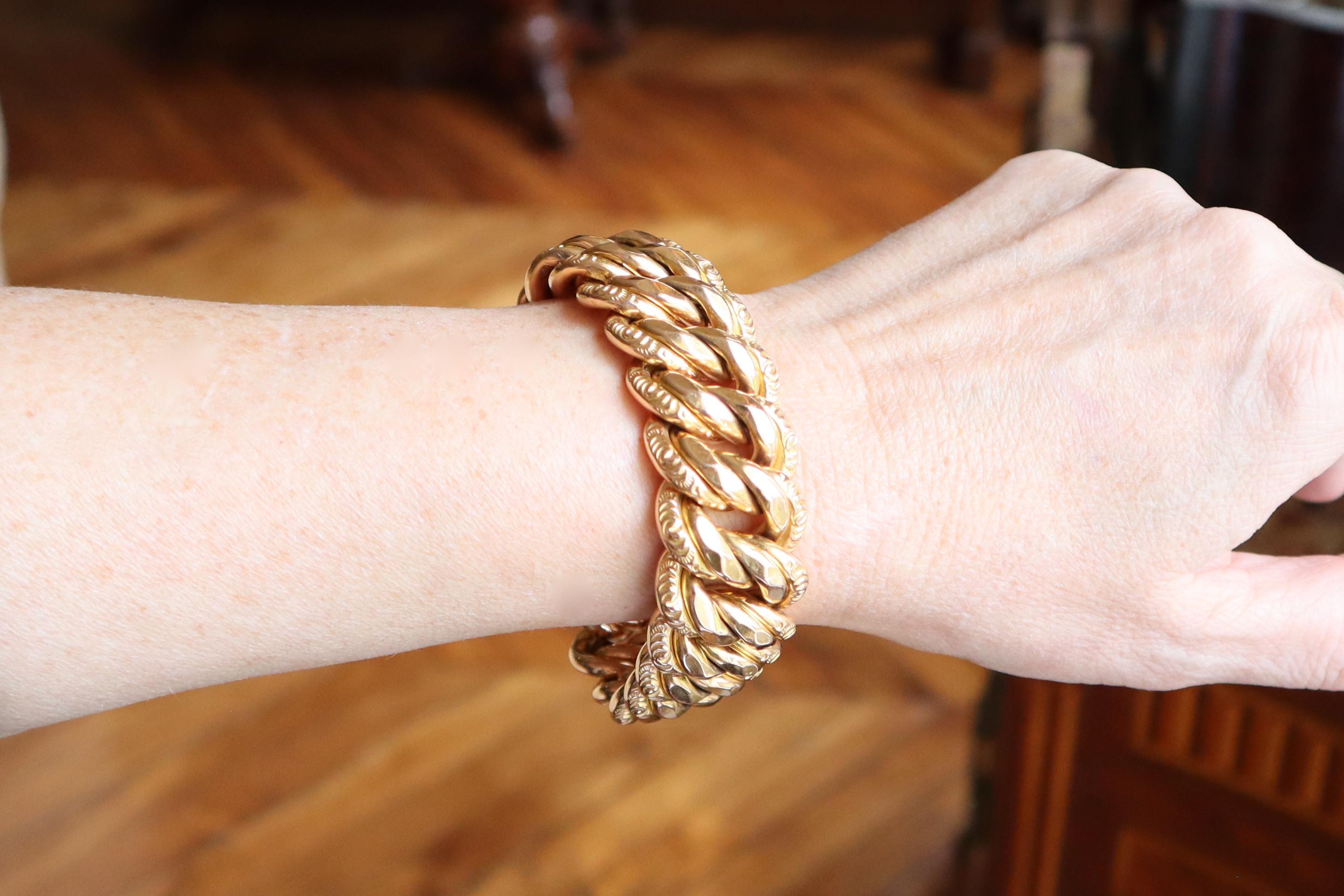 Bracelet American Double Link Hammered in 18 Karat Yellow Gold, circa 1970 For Sale 4