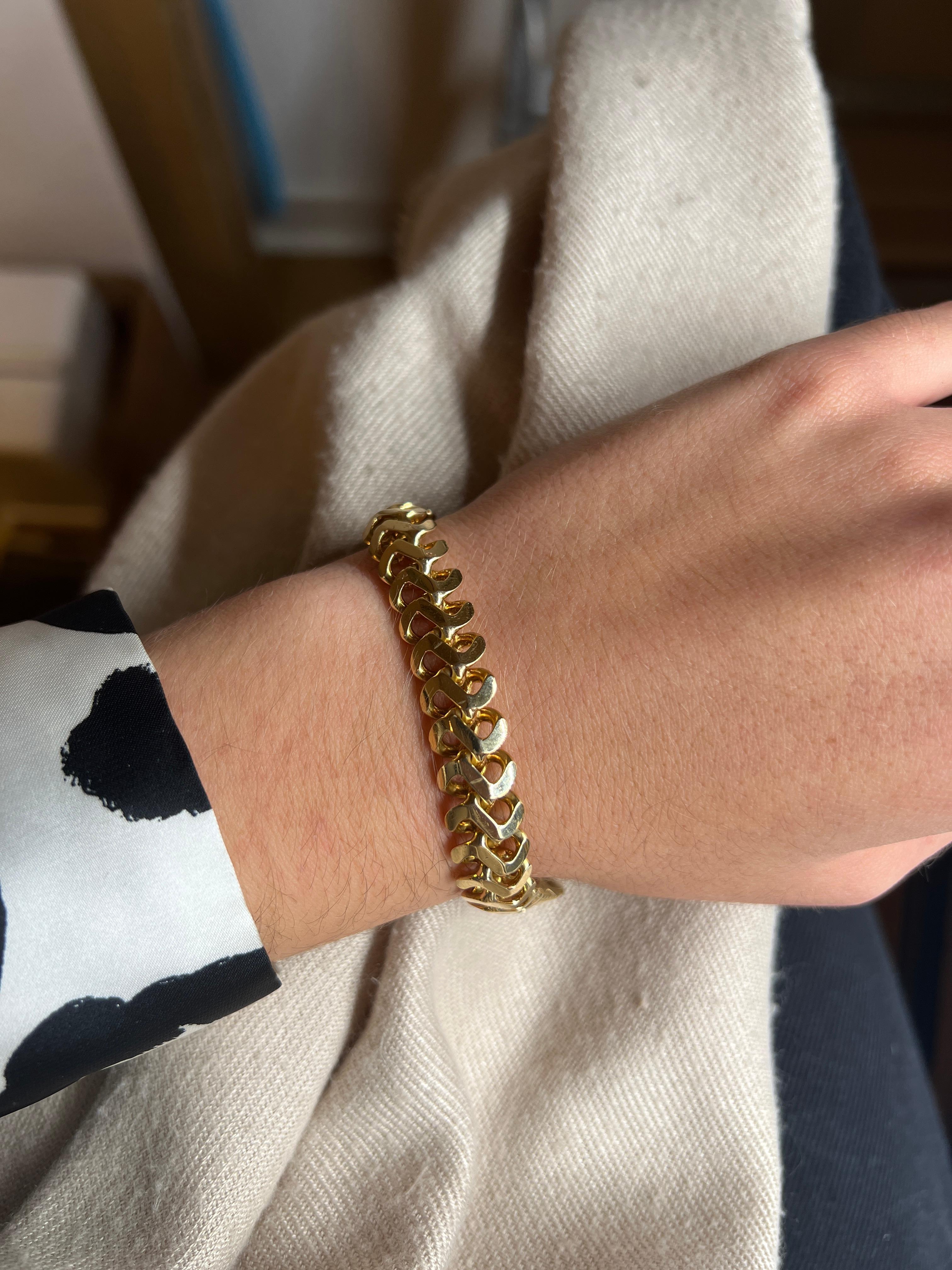 Entdecken Sie das Armband Maille Américaine aus Gelbgold, ein wahres Schmuckstück, das die zeitlose Eleganz von 18-karätigem Gold mit dem unverwechselbaren Stil des amerikanischen Geflechts perfekt verbindet. Mit einem stolzen Gewicht von 52,82