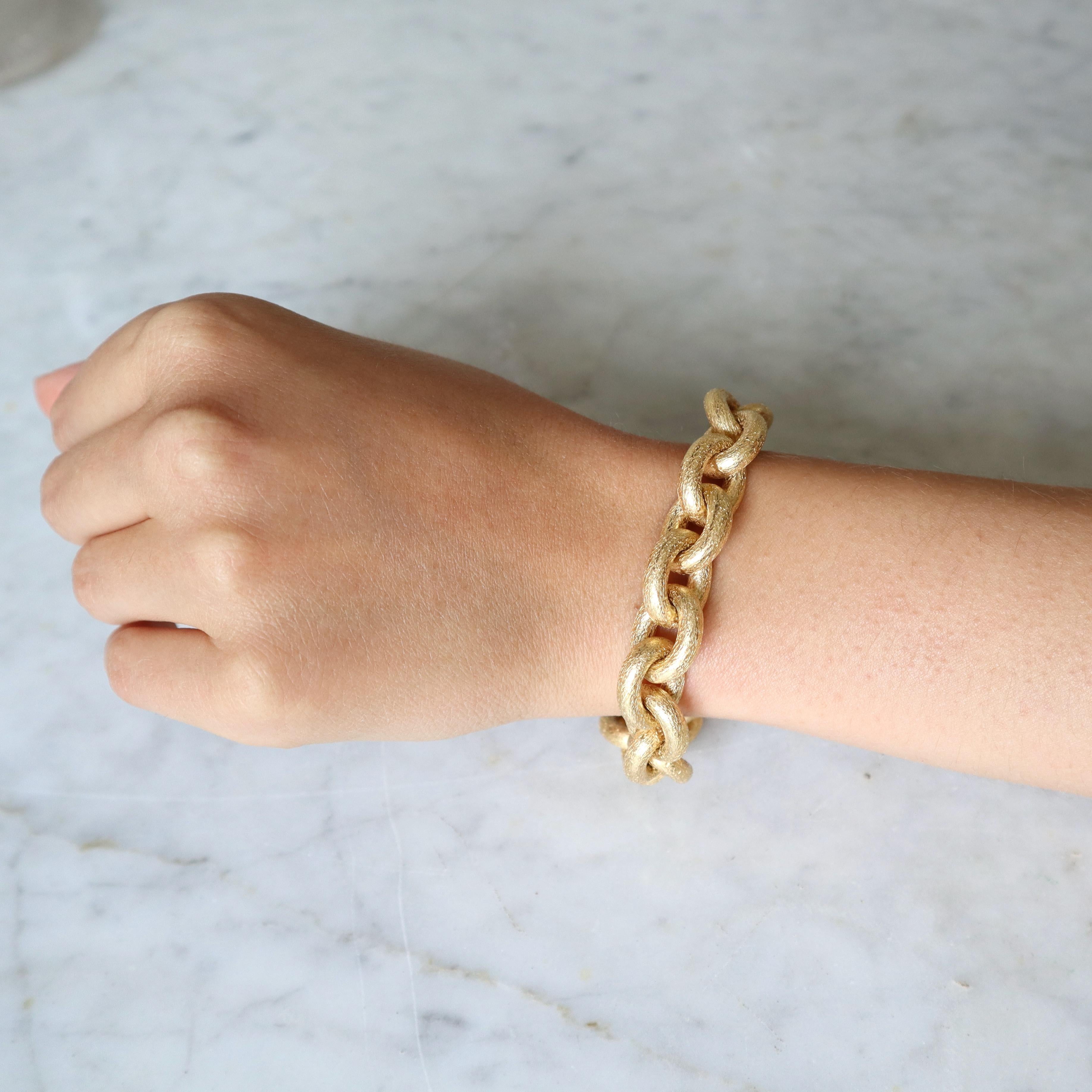Bracelet Anchor-Link Brushed Satin Hammer Mesh in 18 Carat Yellow Gold In Good Condition In Paris, FR