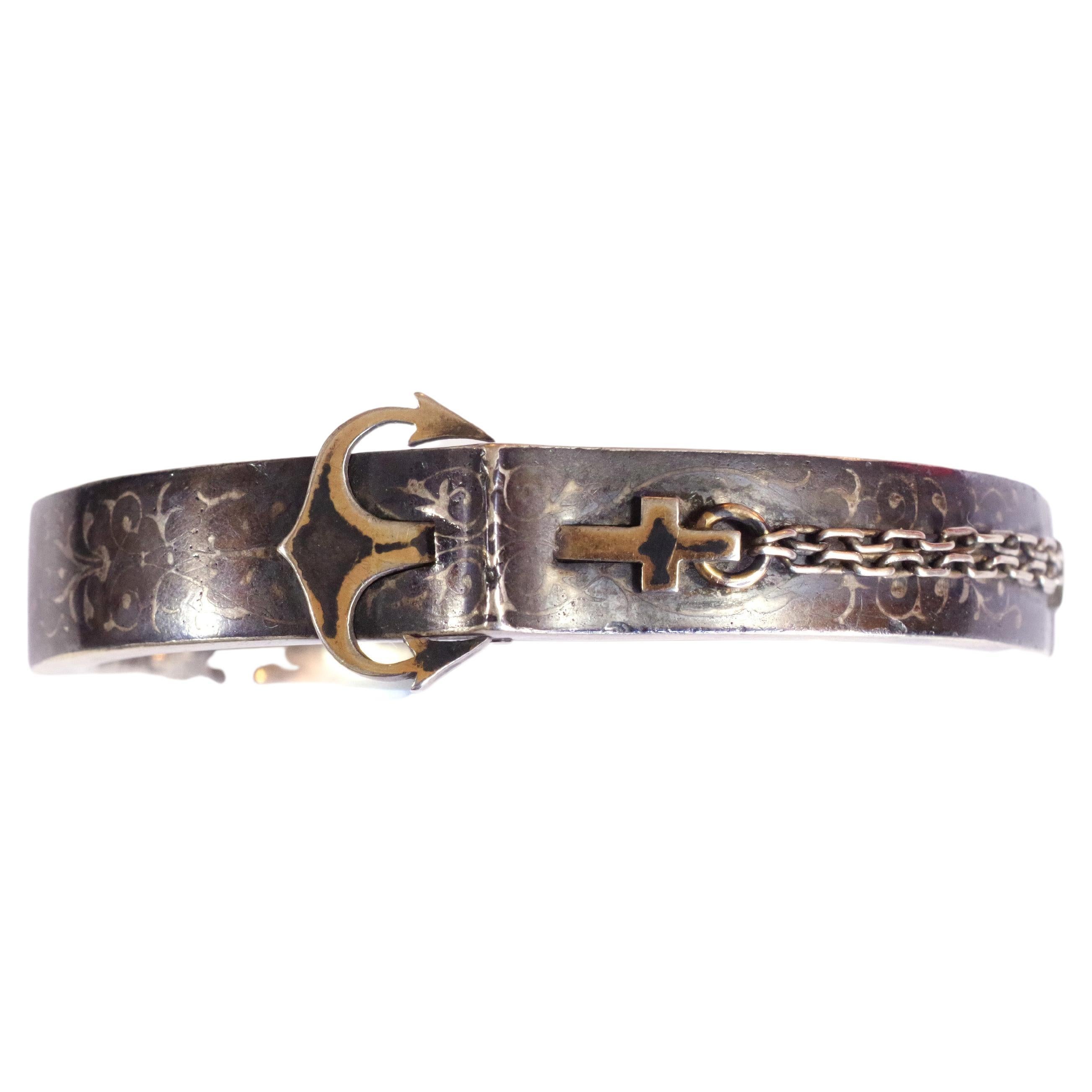 Armband Anker Silber Niello österreichisch-ungarischer Herkunft, Sterlingsilber.
Das Armband ist mit Arabesken und Schriftrollen in Silber auf schwarzem Hintergrund verziert. Sie ist starr. Die Schließe und das Scharnier sind mit Ziselierungen