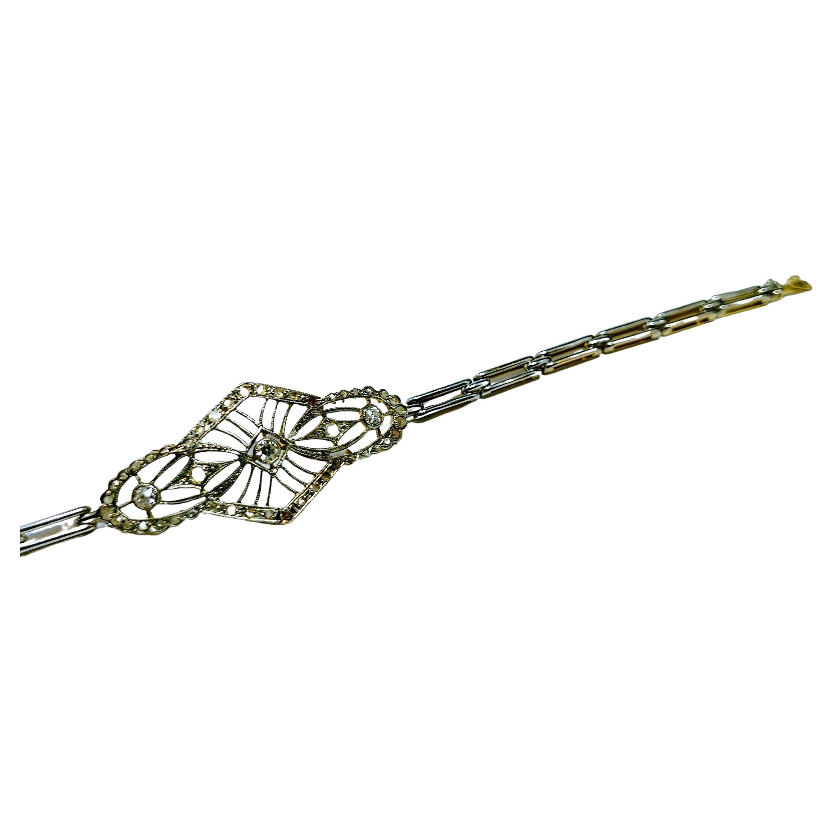 Schönes Art-Déco-Armband 1930er Jahre aus Gelbgold mit Ansichten in Platin, Mittelstück durchbrochen mit 3 Diamanten im Antikschliff von je 0,10 Karat Gesamtgewicht 0,30 Karat und 47 Diamanten im Rosenschliff von 1 bis 2 Millimetern Durchmesser, die