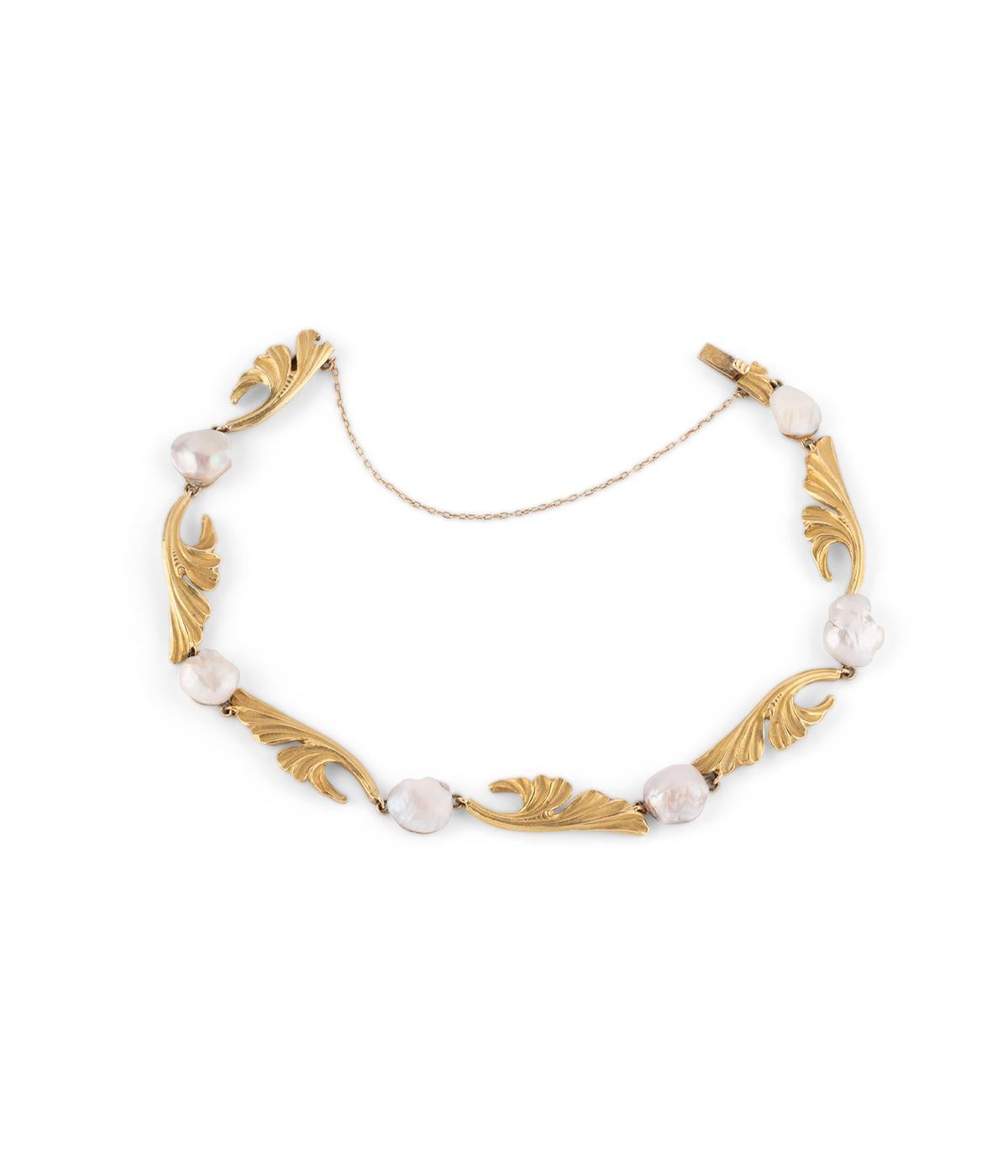 Pulsera Art nouveau à décor de gingko biloba en or et perles Art Nouveau en venta