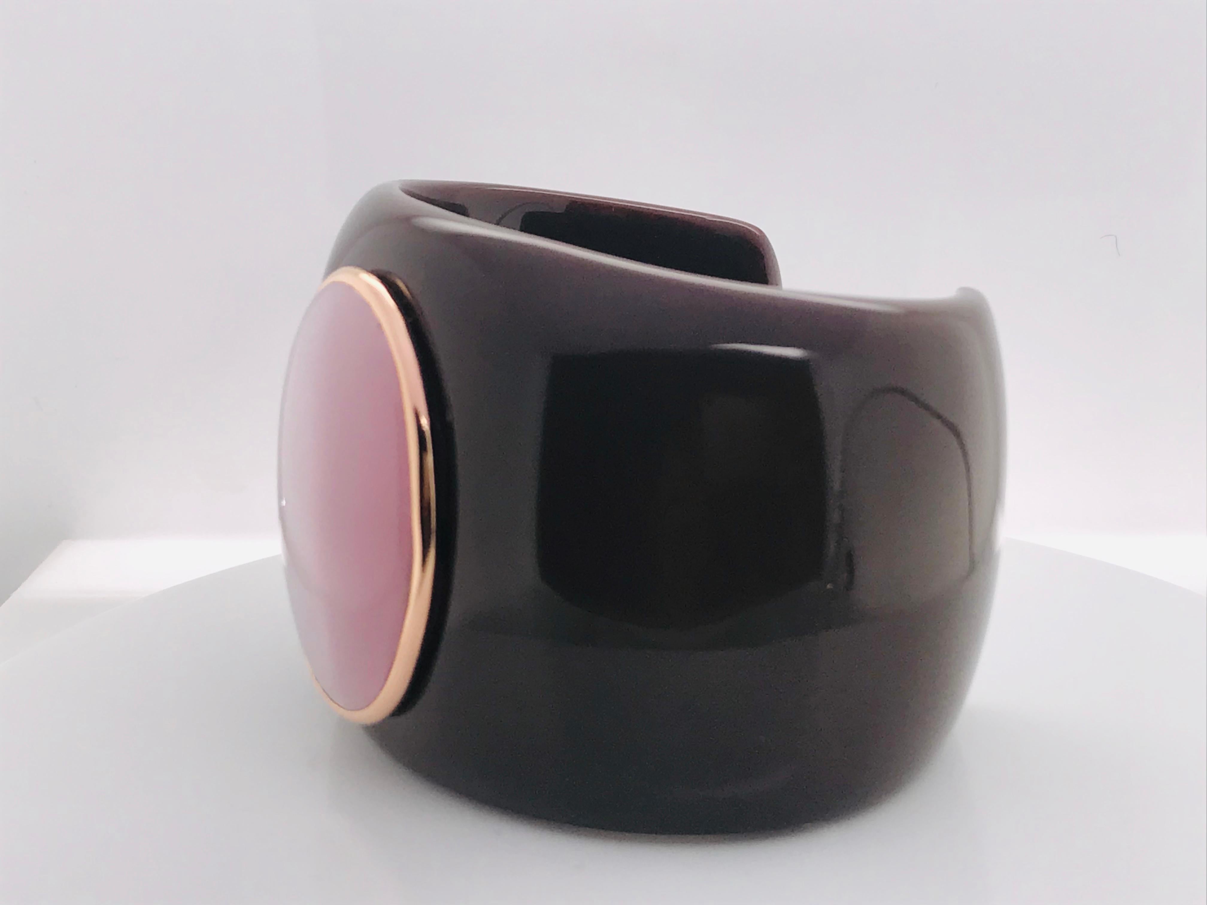 Discover the timeless elegance and vintage charm of this bakelite and quartz bracelet, skilfully adorned with 18-carat pink gold. This exceptional piece of jewellery is the perfect marriage between the retro design of bakelite and the contemporary