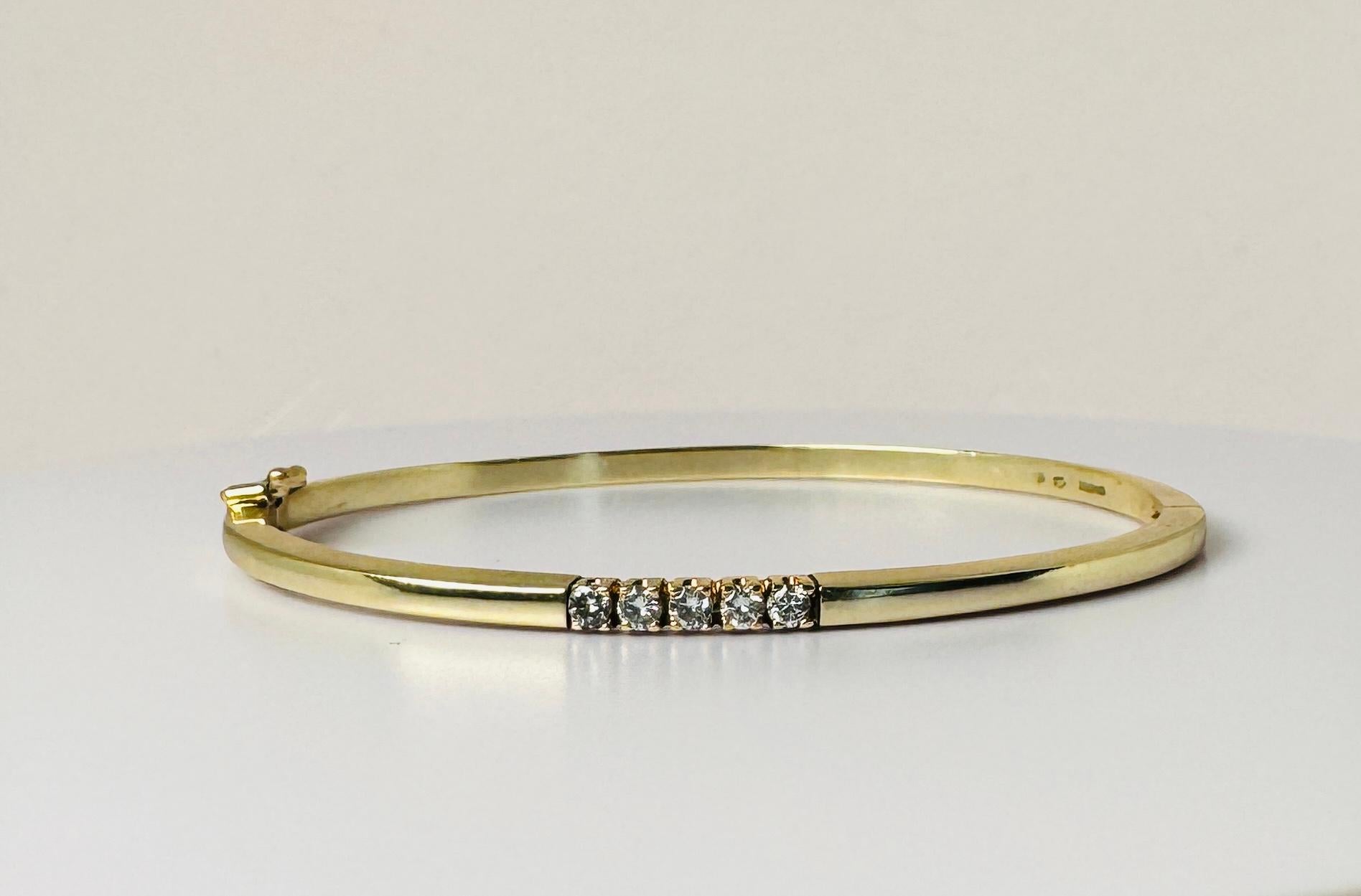 This is a real standout piece! A vintage bracelet crafted from 14-carat yellow gold, adorned with four sparkling diamonds. A true symbol of timeless elegance. Its refined design and secure clasp make it a perfect addition to any jewelry collection.