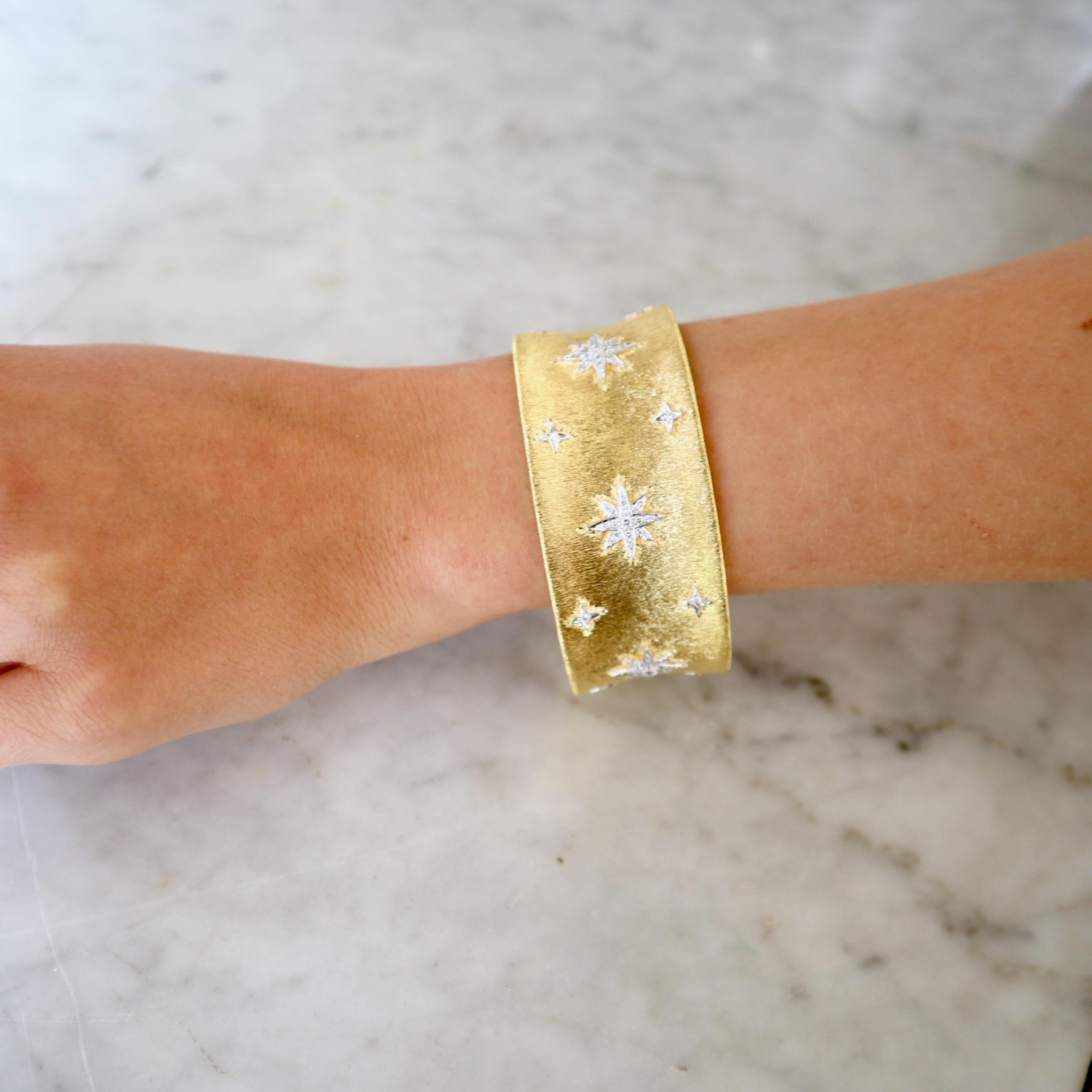 Bracciale Bangle: bracciale in oro giallo e oro bianco 18 kt e diamanti con motivo di stelle
Bracciale rigido apribile in oro giallo 18 kt concavo scanalato con stelle applicate in oro bianco 18 kt incastonate di diamanti, apertura. Il bracciale
