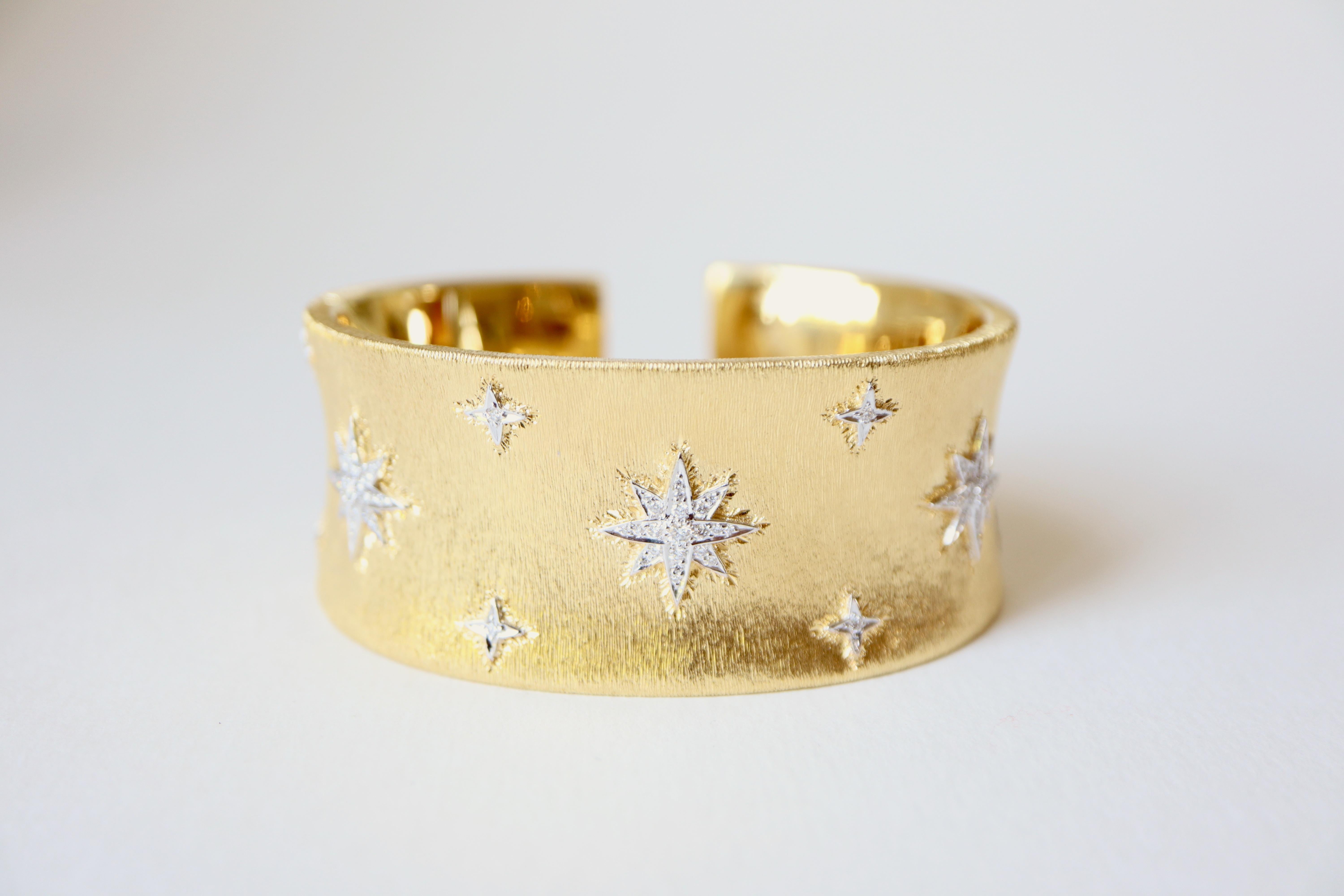 Taglio brillante Bracciale Bangle Scanalato Oro Giallo Diamanti con Stelle Oro Bianco in vendita