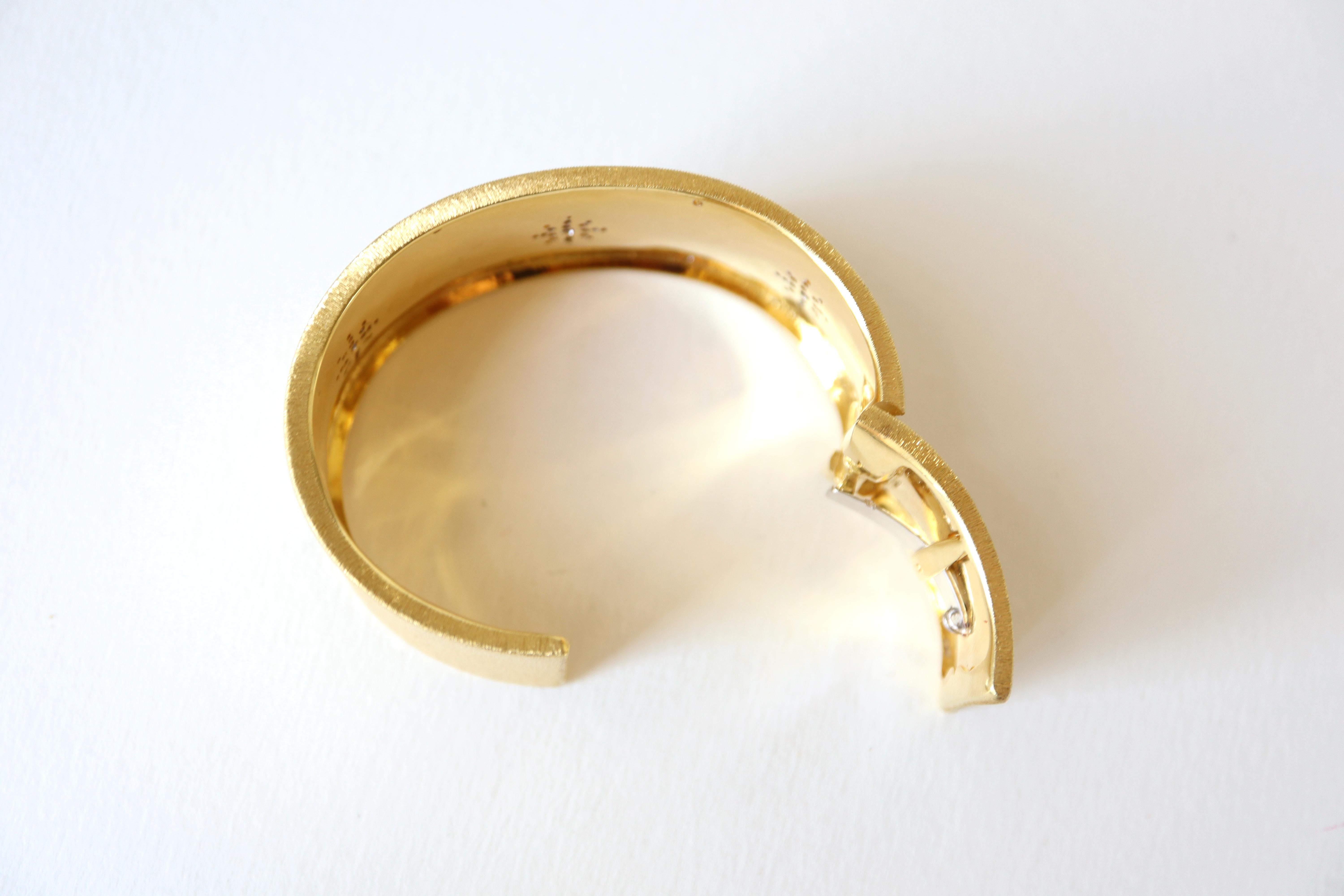 Bracciale Bangle Scanalato Oro Giallo Diamanti con Stelle Oro Bianco in vendita 2