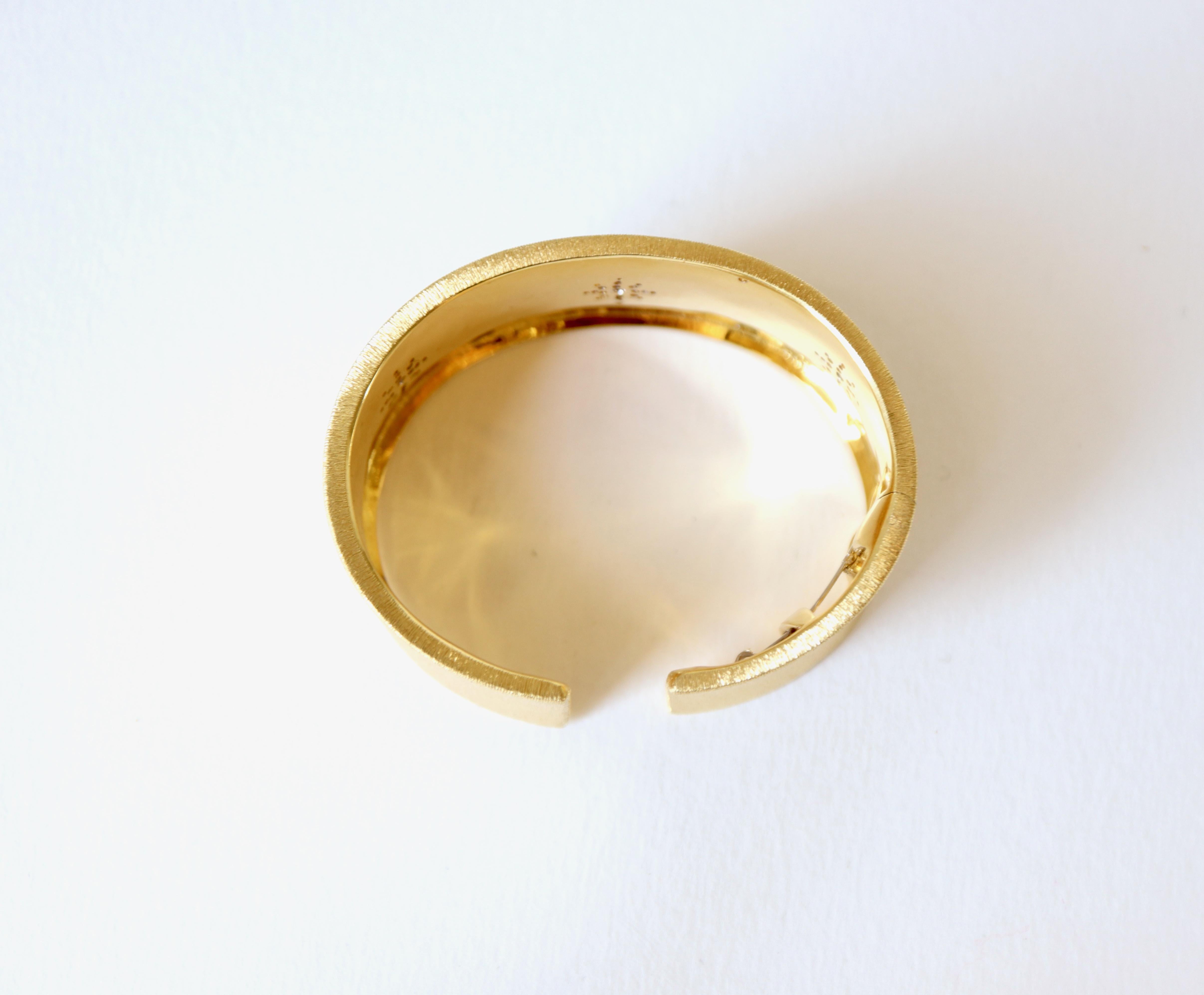 Bracciale Bangle Scanalato Oro Giallo Diamanti con Stelle Oro Bianco in vendita 3