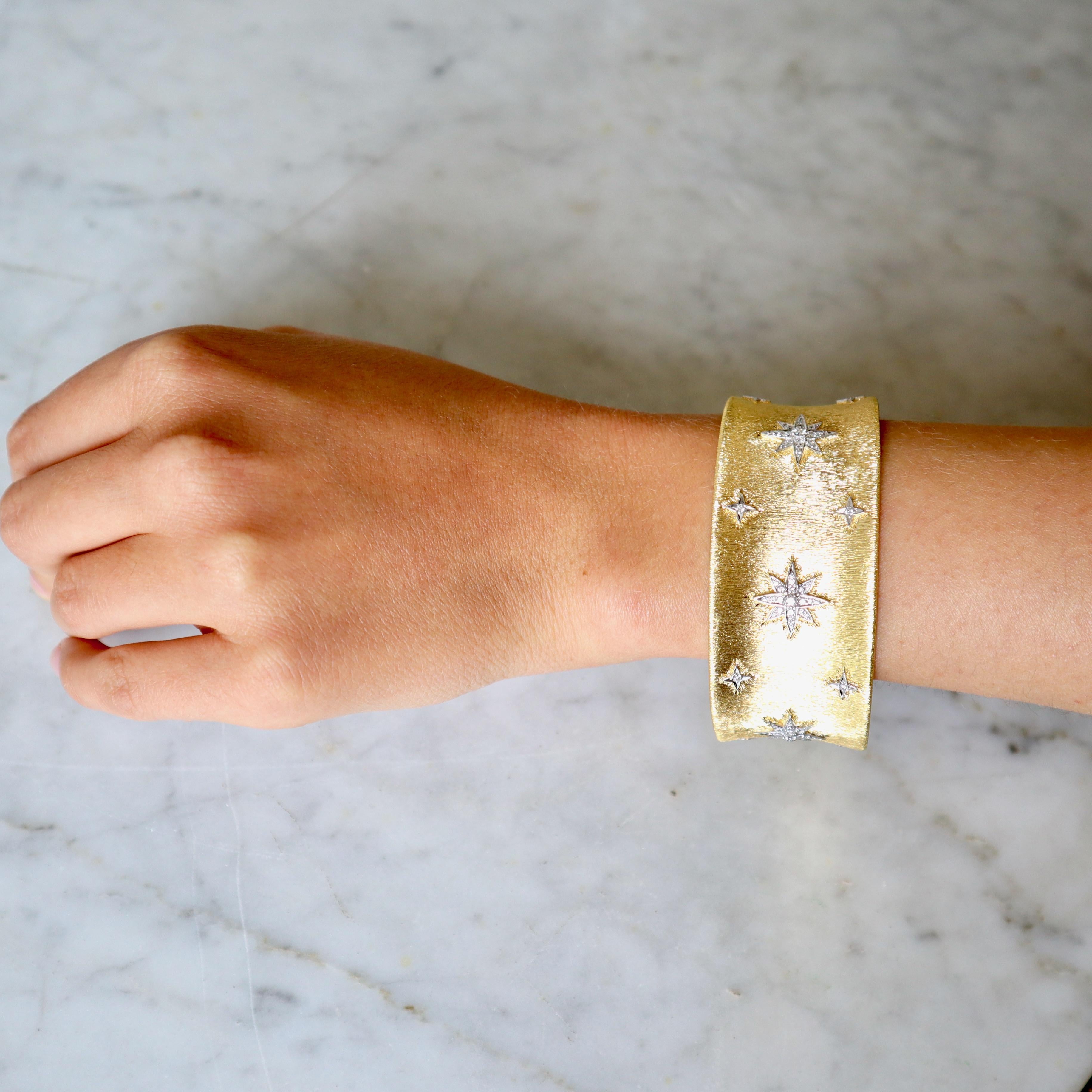 Bracciale Bangle Scanalato Oro Giallo Diamanti con Stelle Oro Bianco in vendita 4
