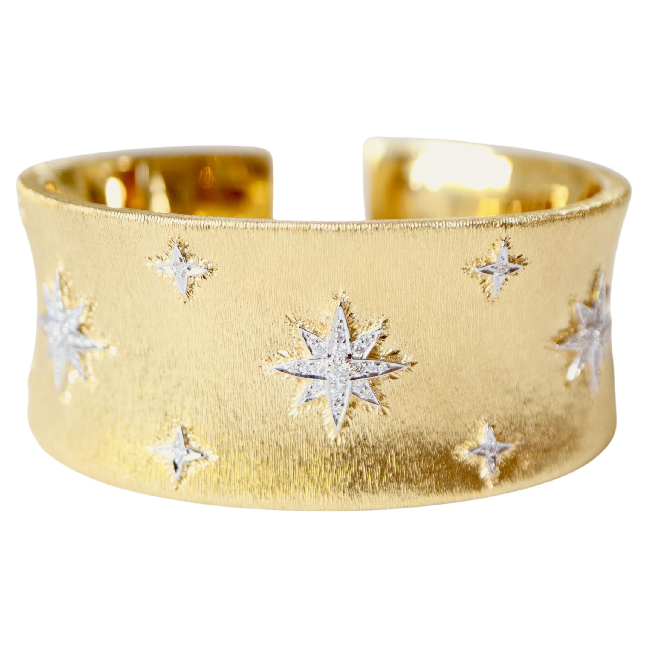 Bracelet jonc en or jaune rainuré, diamants et étoiles en or blanc