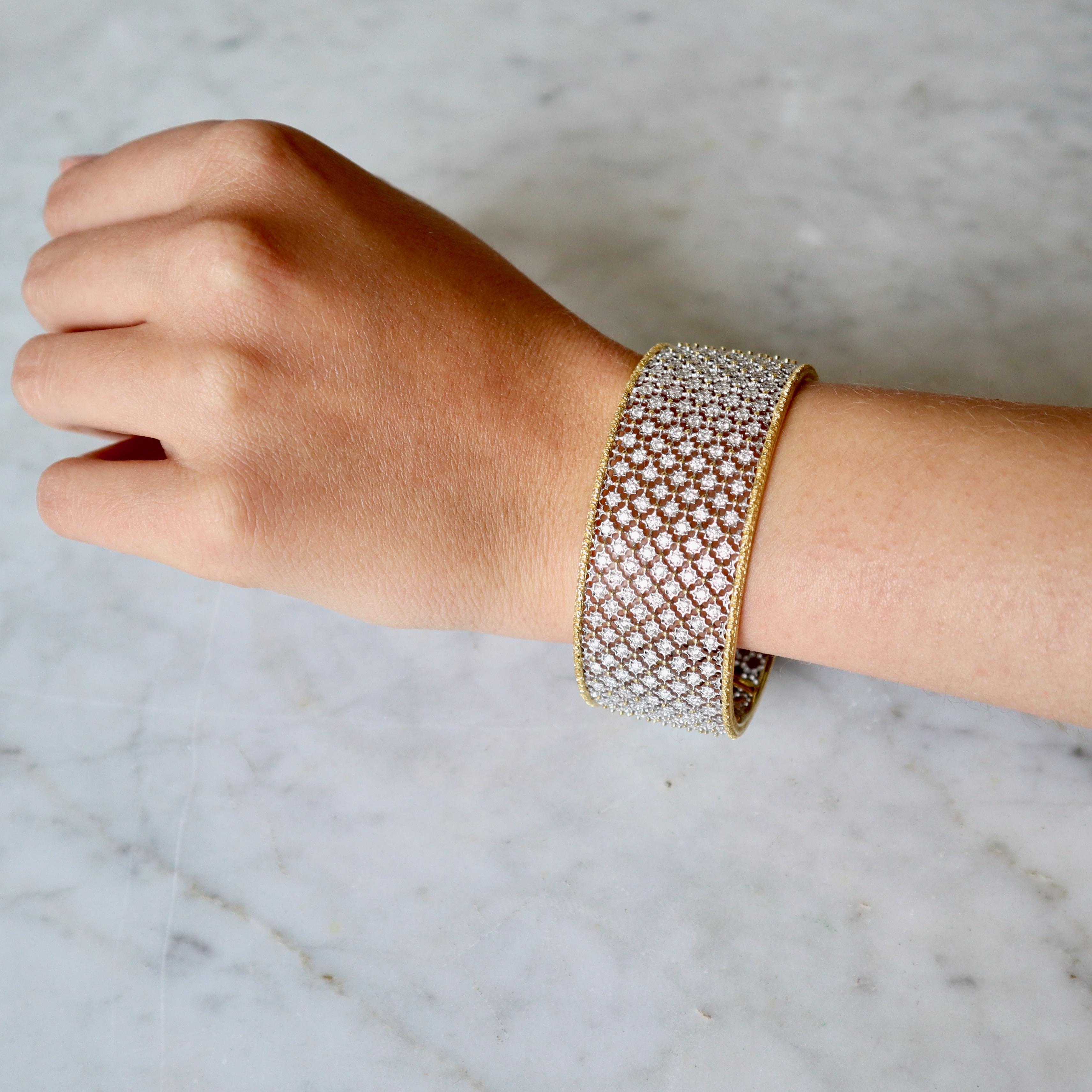 Armband aus Weiß- und Gelbgold, 18 kt Gold und durchbrochenes Netz mit Diamanten
Steifes Armband mit zartem Netzmotiv, Öffnung aus 18 kt Weißgold, jede kleine Zelle mit einem Diamanten besetzt, mit einer guillochierten Bordüre aus 18 kt Gelbgold.
