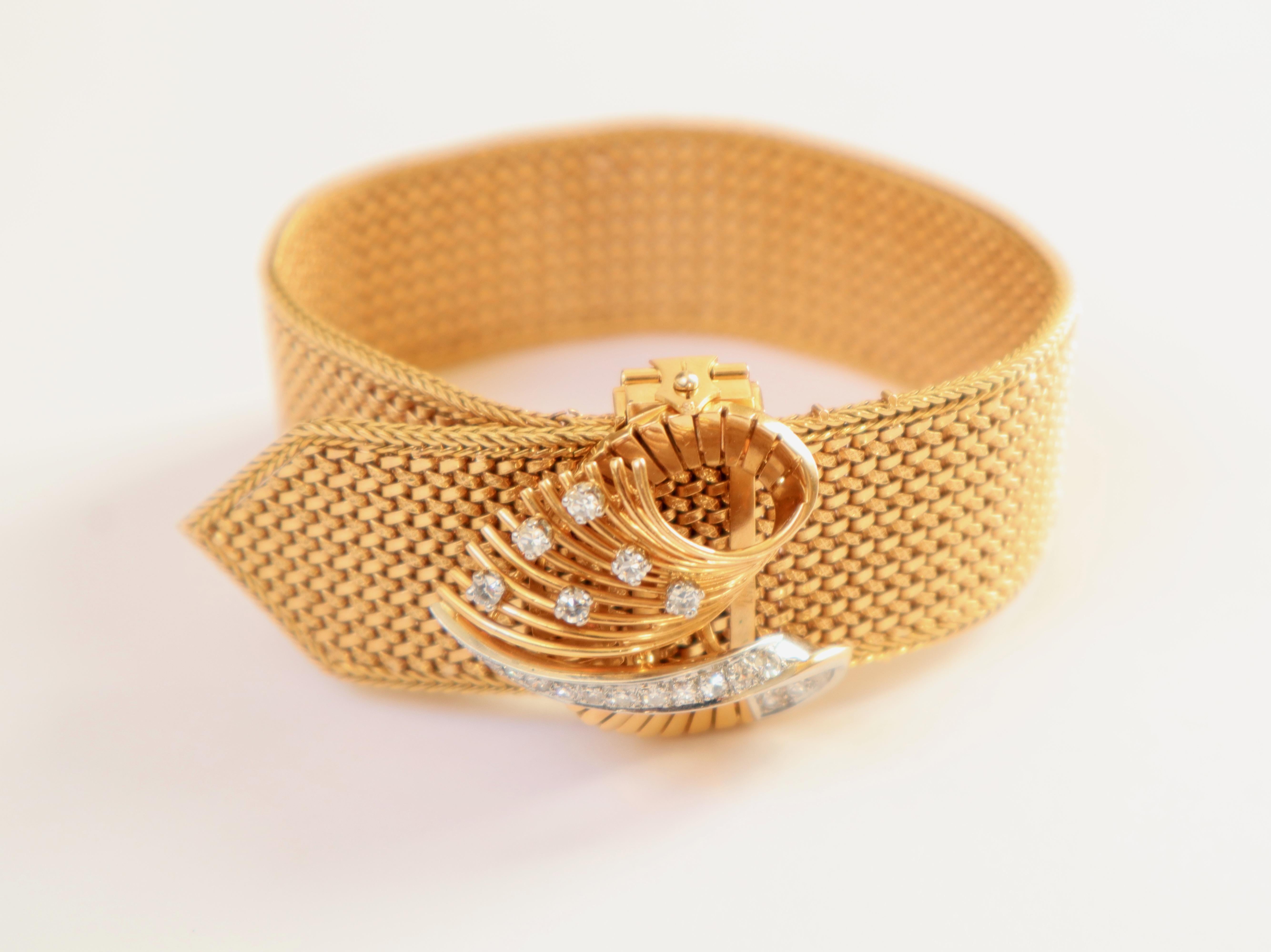 Ribbon bracelet Belt buckle made of a Polish mesh, clasp with scroll pattern highlighted with 8x8 cut diamonds. French work around 1950 in 18 carat yellow gold, platinum and diamonds.
Soft articulated knit with 3 adjustment notches to adjust the