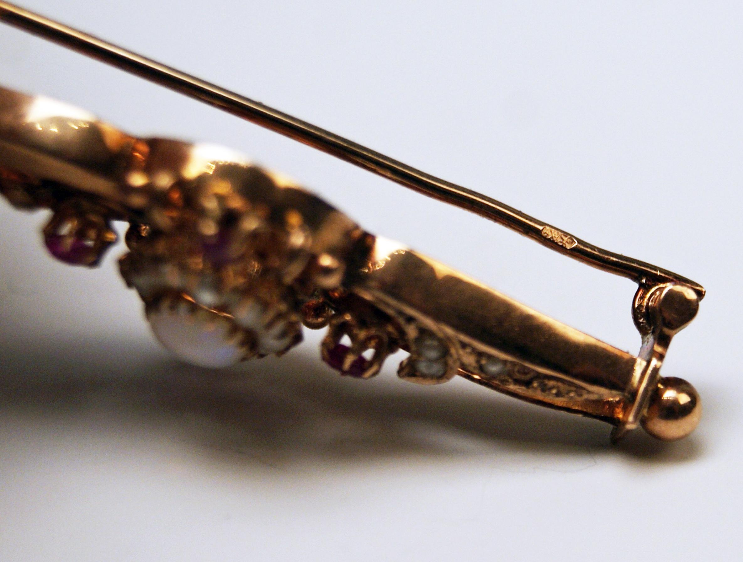 Armband Brosche Ohrringe Set Gold 585 Opale Süßwasserperlen Rubine, um 1880 im Zustand „Hervorragend“ im Angebot in Vienna, AT