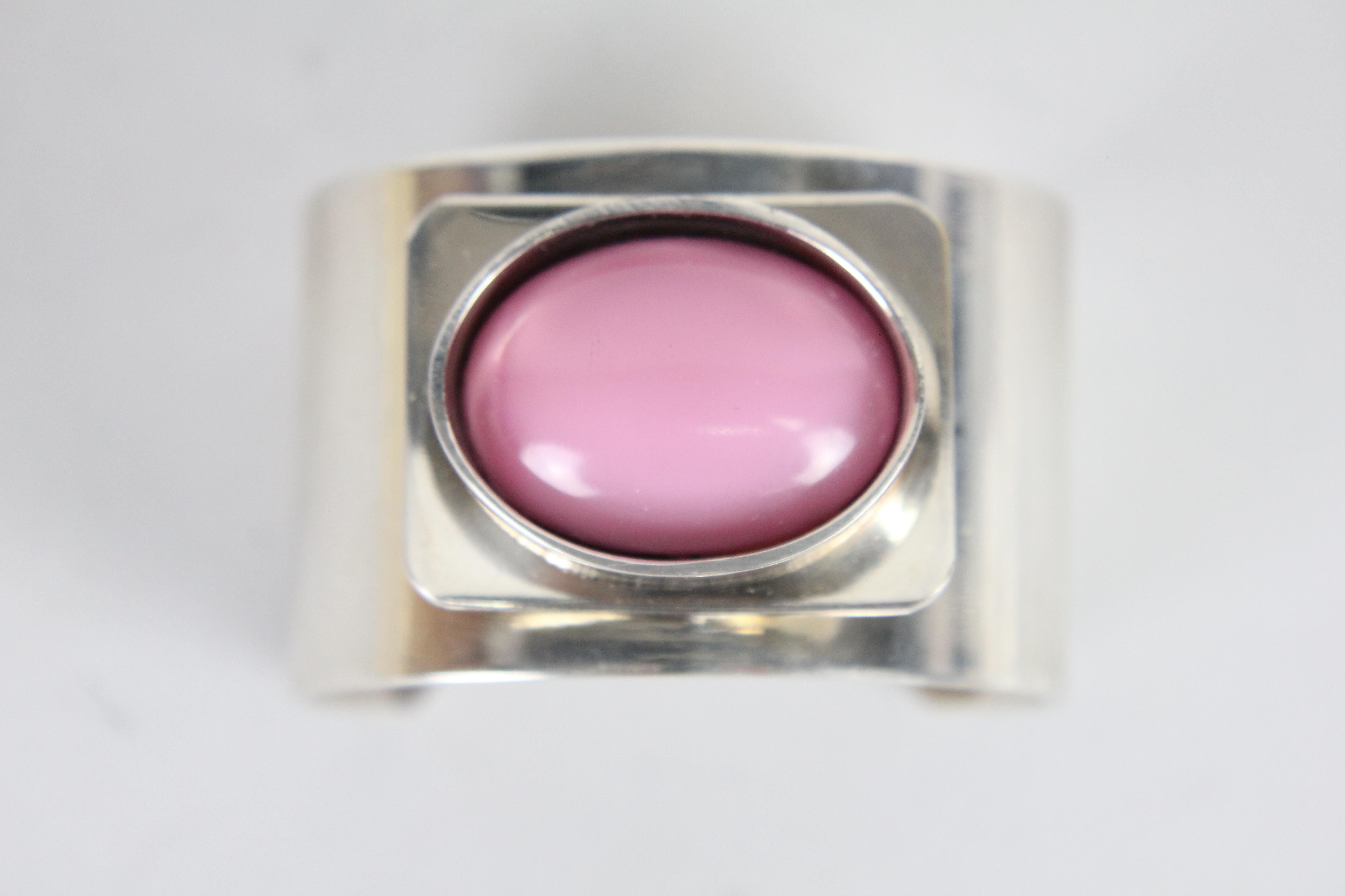 A wonderful bracelet with an unusually large pink stone.
Made in sterling silver and with a large cabochon cut rose quartz stone.
Designed in the 1970s by Jens Andersen and Erik Dennung for AD design in Copenhagen Denmark.
Rose quartz stone is 3cm x