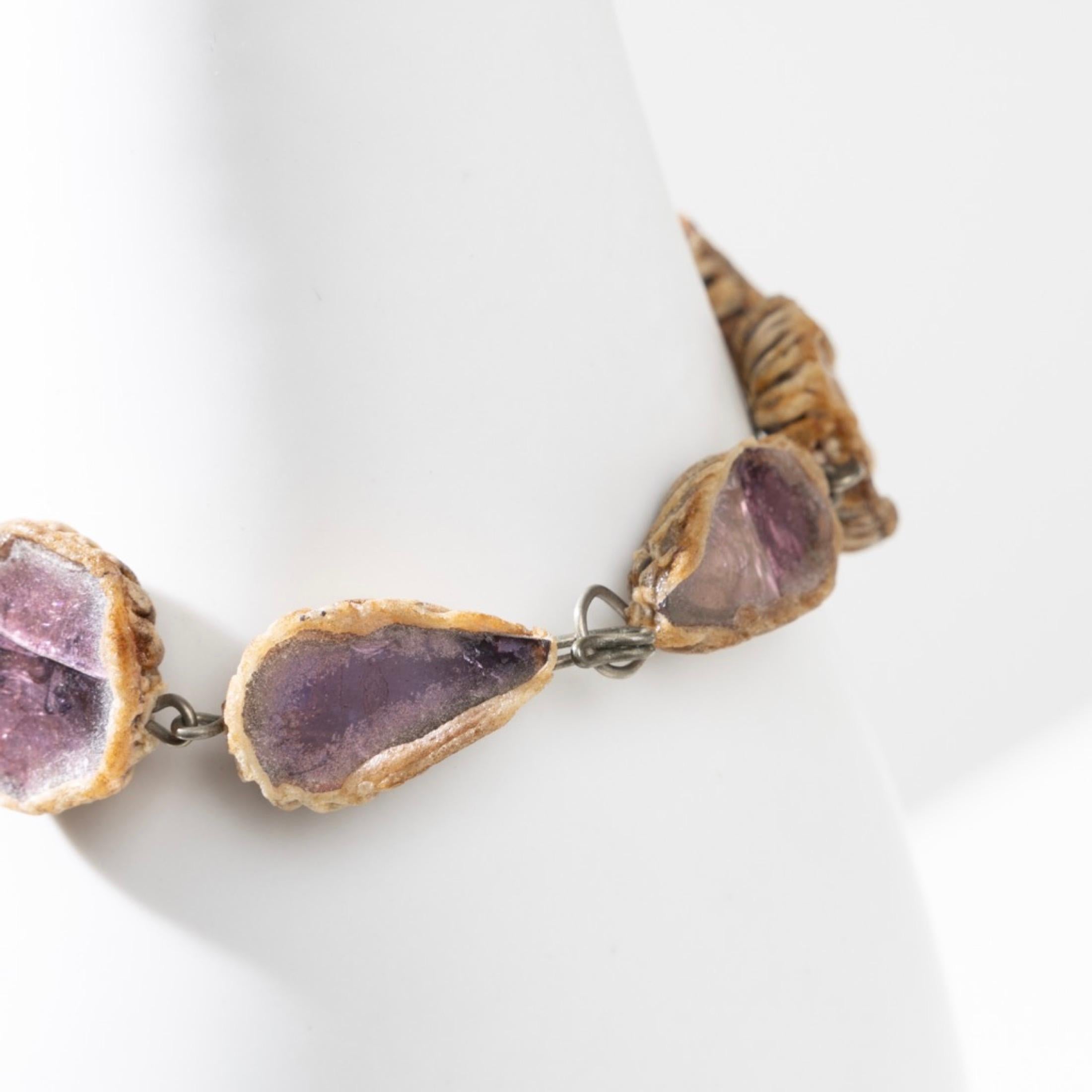 Armband von Line Vautrin - Beigefarbener Talosel mit violetten Spiegeln verziert im Zustand „Gut“ im Angebot in Brussels, BE