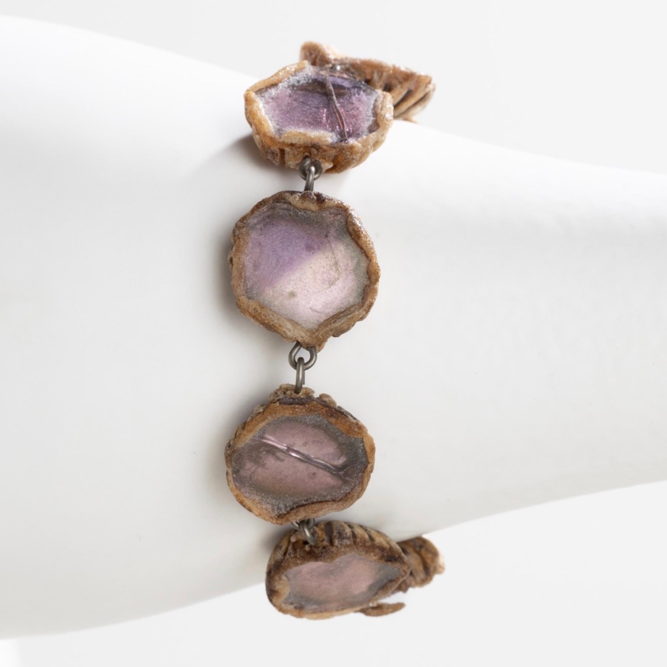 Armband von Line Vautrin - Beigefarbener Talosel mit violetten Spiegeln verziert im Angebot 1
