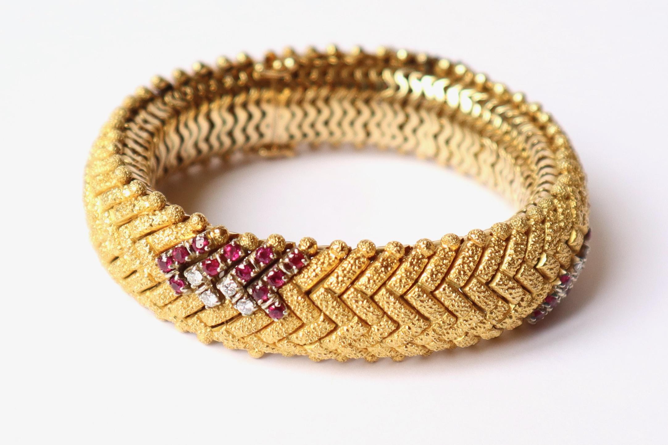 Bracelet c1960 in 18 Karat Yellow Gold Diamonds and Ruby Hammered Satin-Brushed  For Sale 6