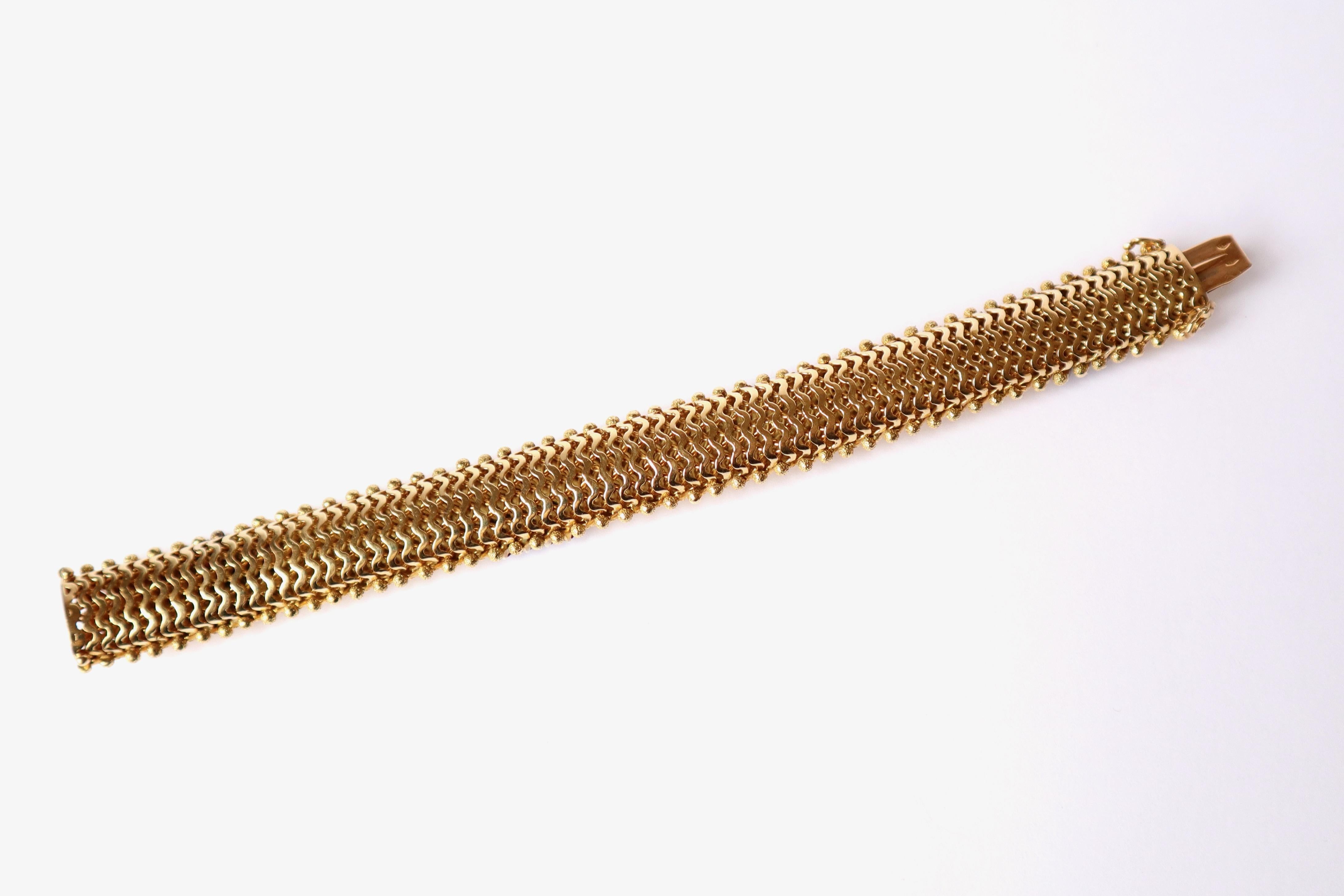 Bracelet en or jaune 18 carats, diamants et rubis martelé brun satiné, vers 1960  en vente 8