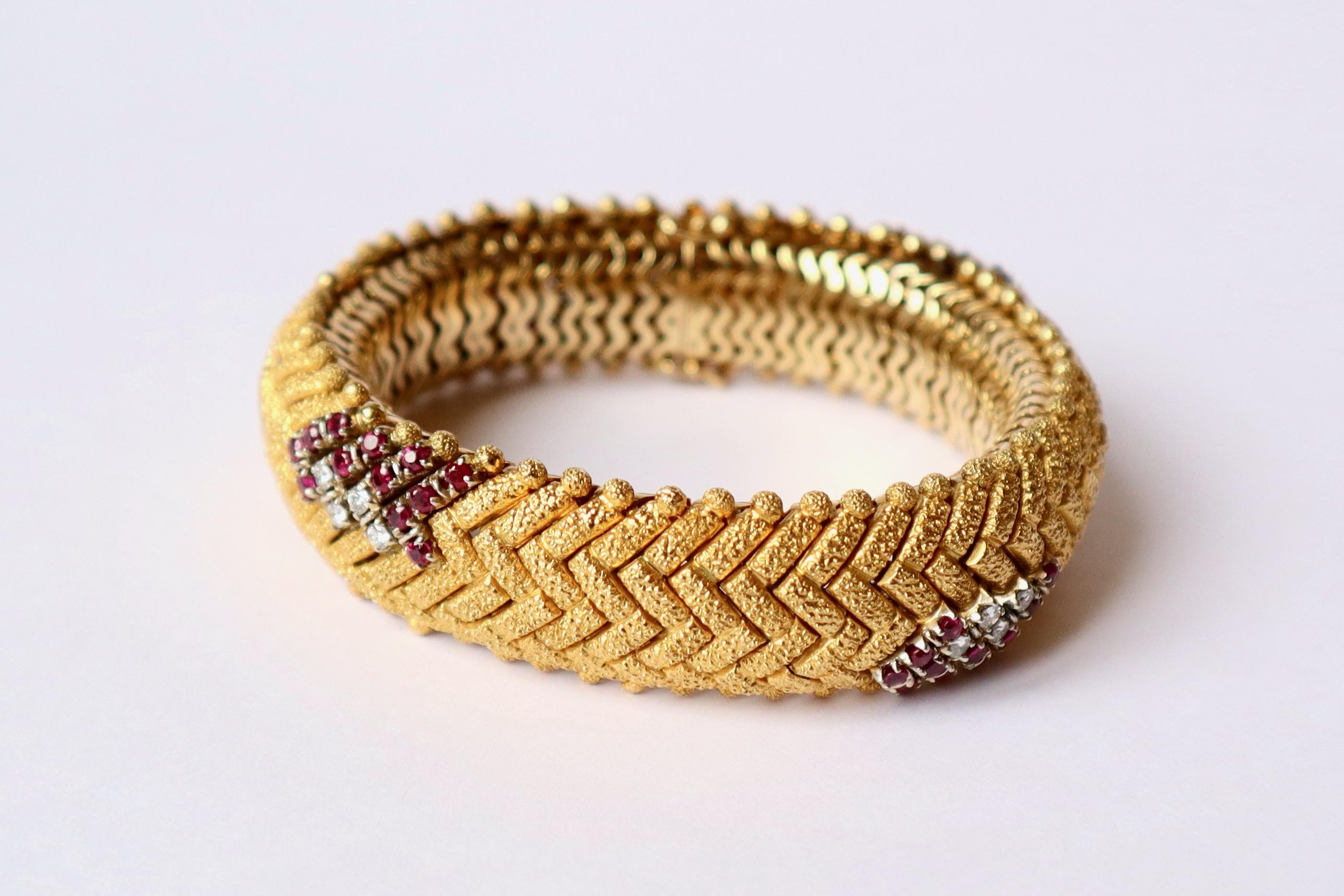 Bracelet c1960 in 18 Karat Yellow Gold Diamonds and Ruby Hammered Satin-Brushed  For Sale 4