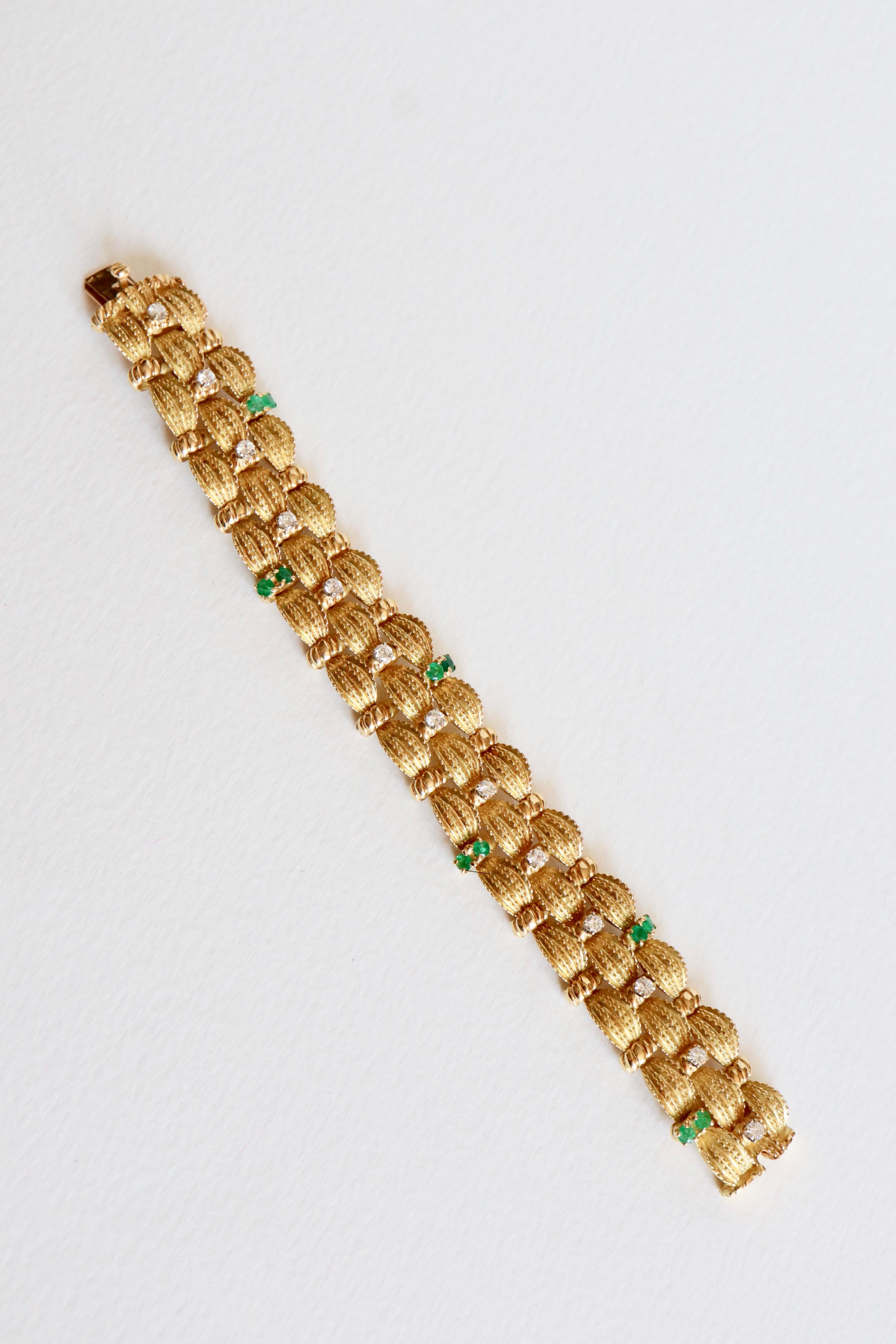 Bracelet circa 1960 articulated in 18K yellow Gold, pattern of braids set with 13 Diamonds on the central part and 3 pairs of Emeralds, that is 12 emeralds, on the side parts. 
Eight security. 
Length 16.8 cm Width 2 cm Gross weight: 61 g
Eagle Head
