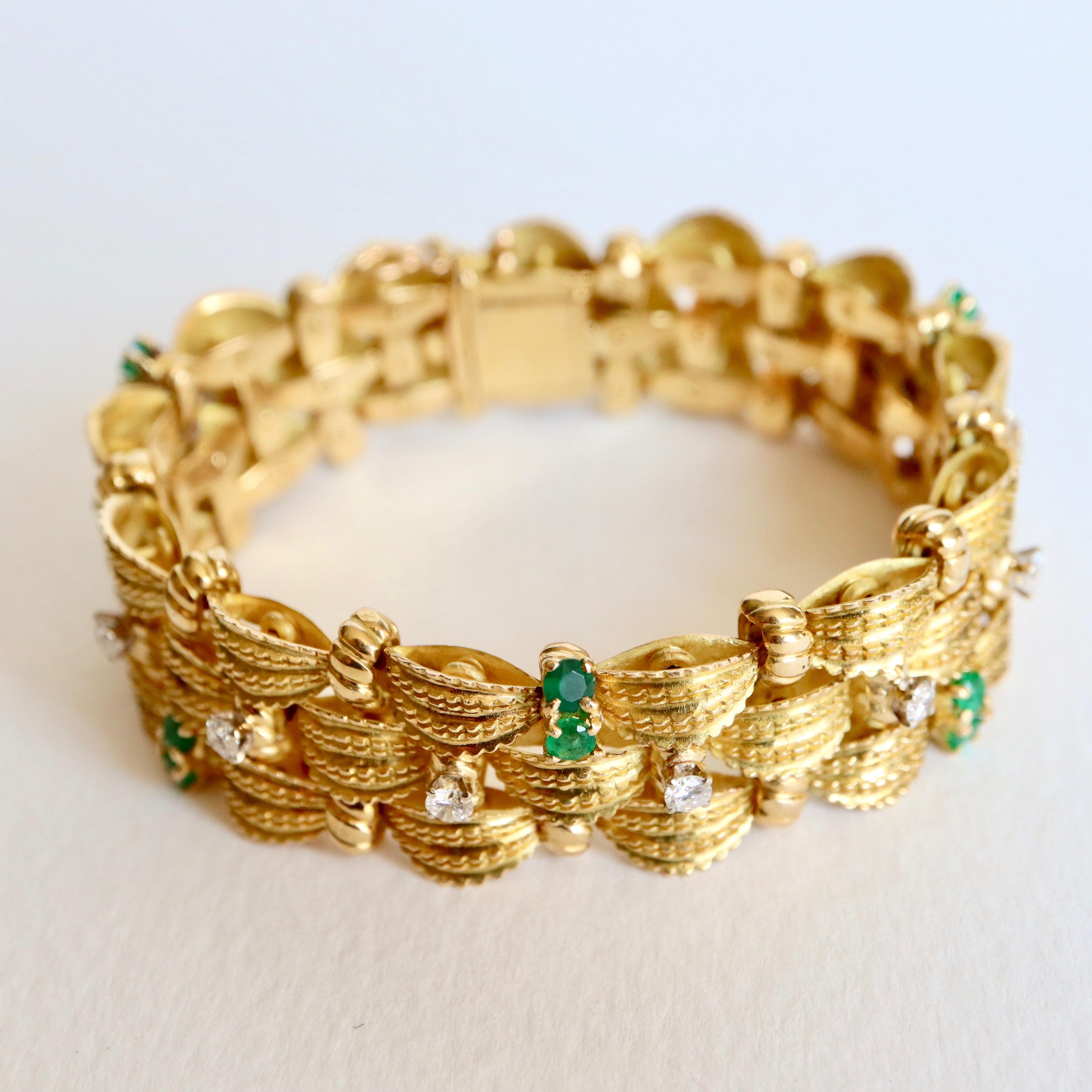 Bracelet circa 1960 Articulated in 18 Karat Yellow Gold Diamonds and Emeralds In Good Condition In Paris, FR