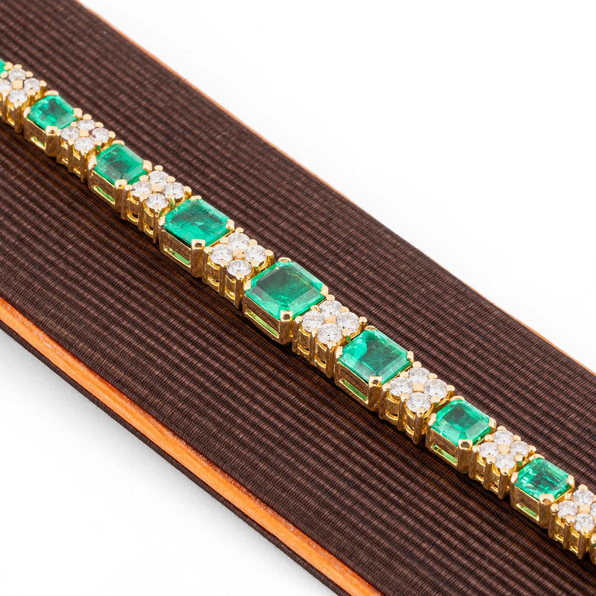 Cocktail link bracelet in gold with comlombian emerald (19 with emerald cut) and diamonds (76 with brilliant cut). Length 19.5cm. Total weight 22.25 gr.

This piece is part of a set, a ring with the same desing is available.