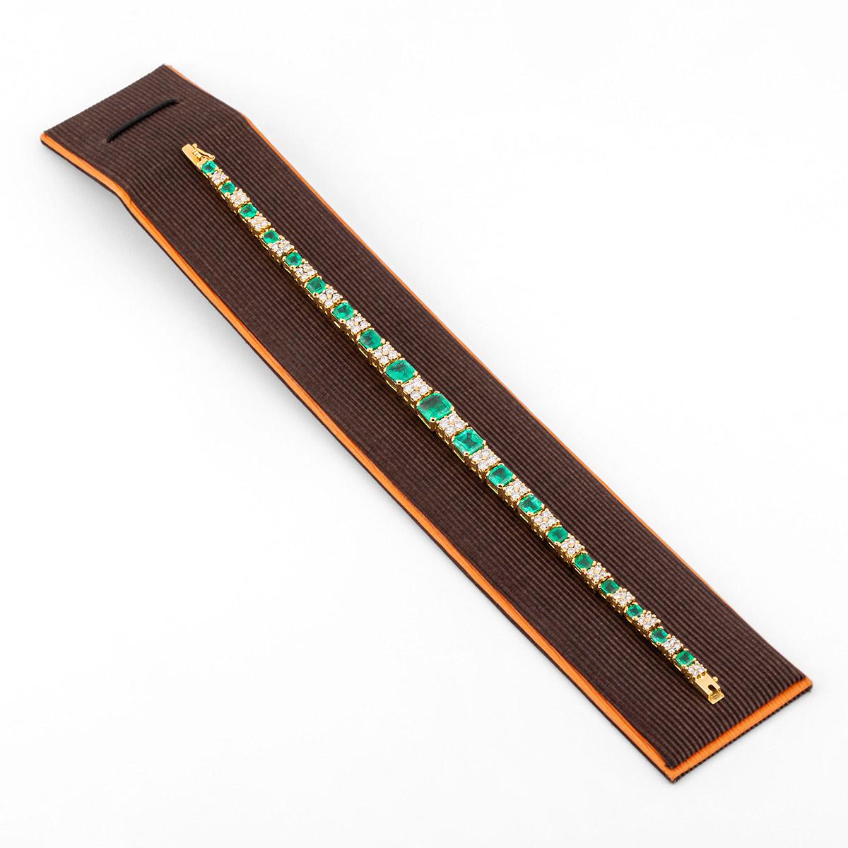 Moderne Bracelet à maillons cocktail  en or avec émeraude de Colombie et diamants en vente