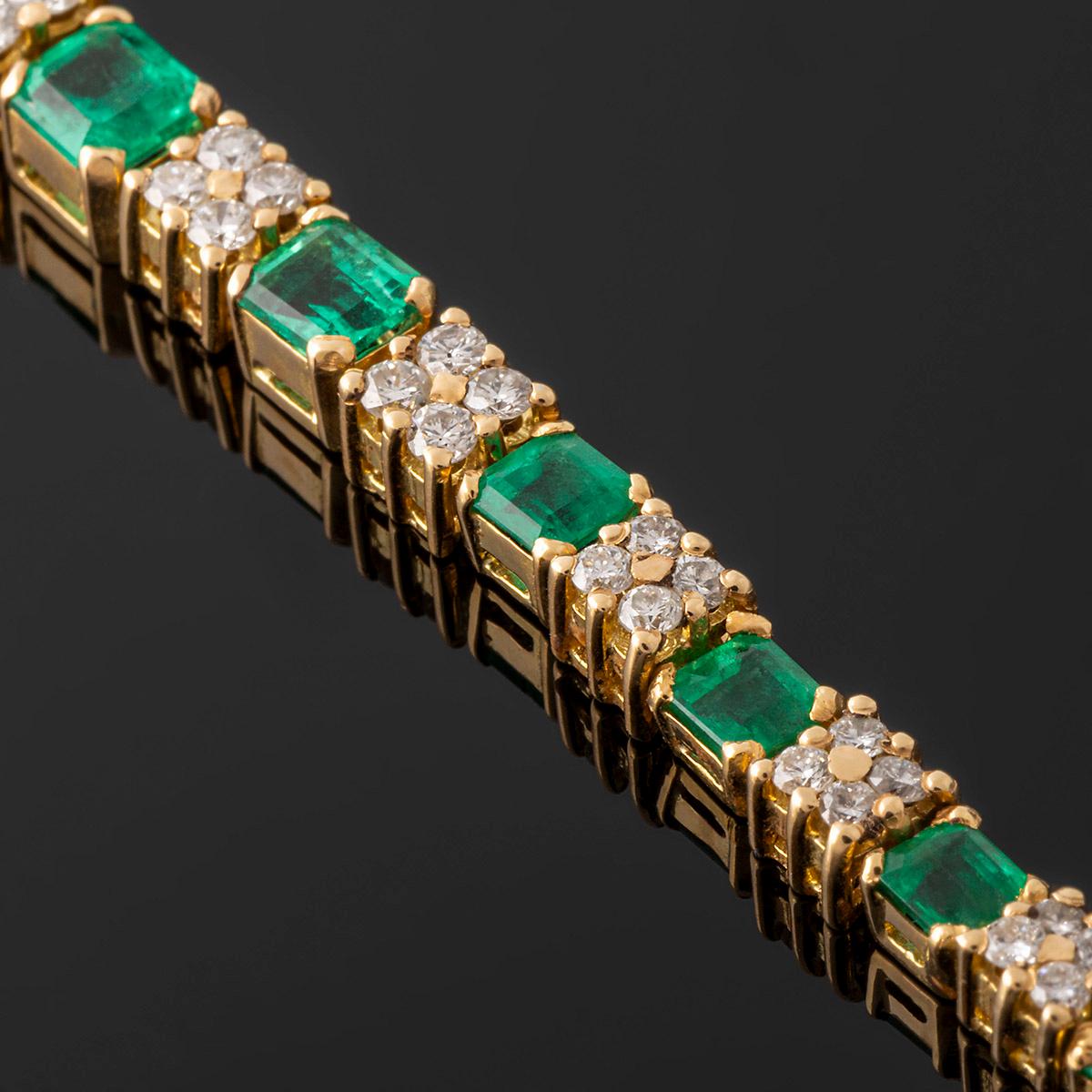 Taille émeraude Bracelet à maillons cocktail  en or avec émeraude de Colombie et diamants en vente