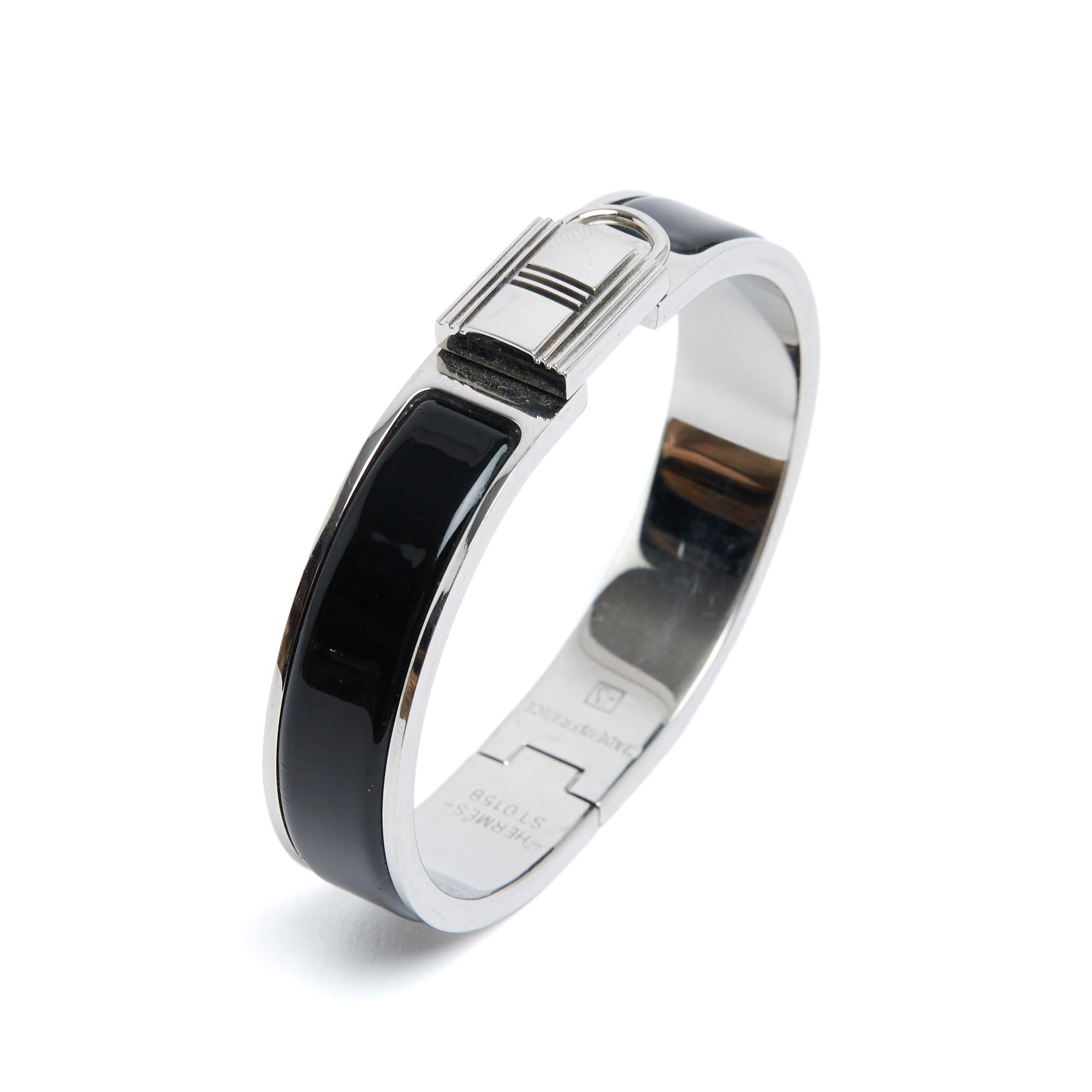 Hermès Clic Cadenas bracelet in silver-plated metal (palladium) and black enamel, clasp similar to the Kelly bag. Size PM or international XS/S for a wrist of up to 16 cm; bracelet width 1.2 cm. The bracelet has been worn and shows signs of wear on