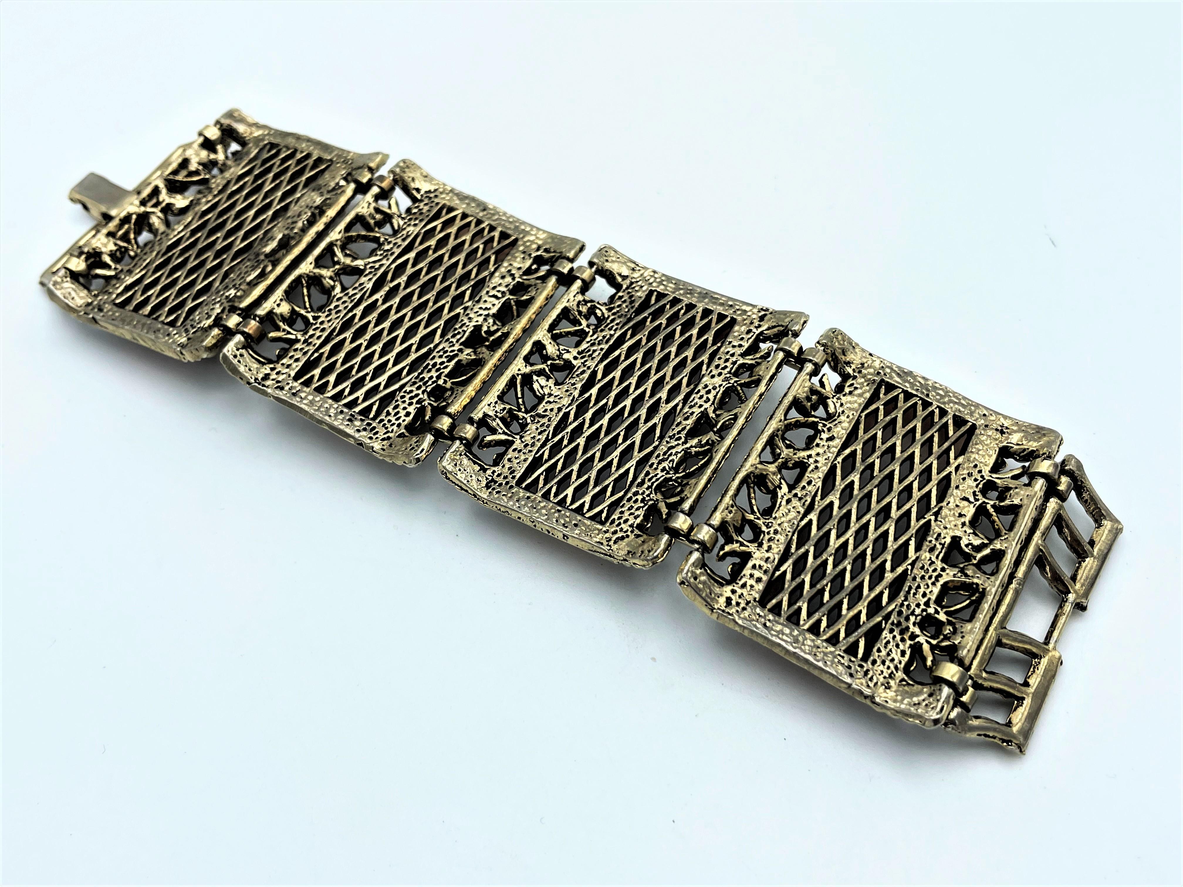  Bracelet composé de 4 pièces en plastique marbré bordées de métal fin, années 1980, États-Unis en vente 1
