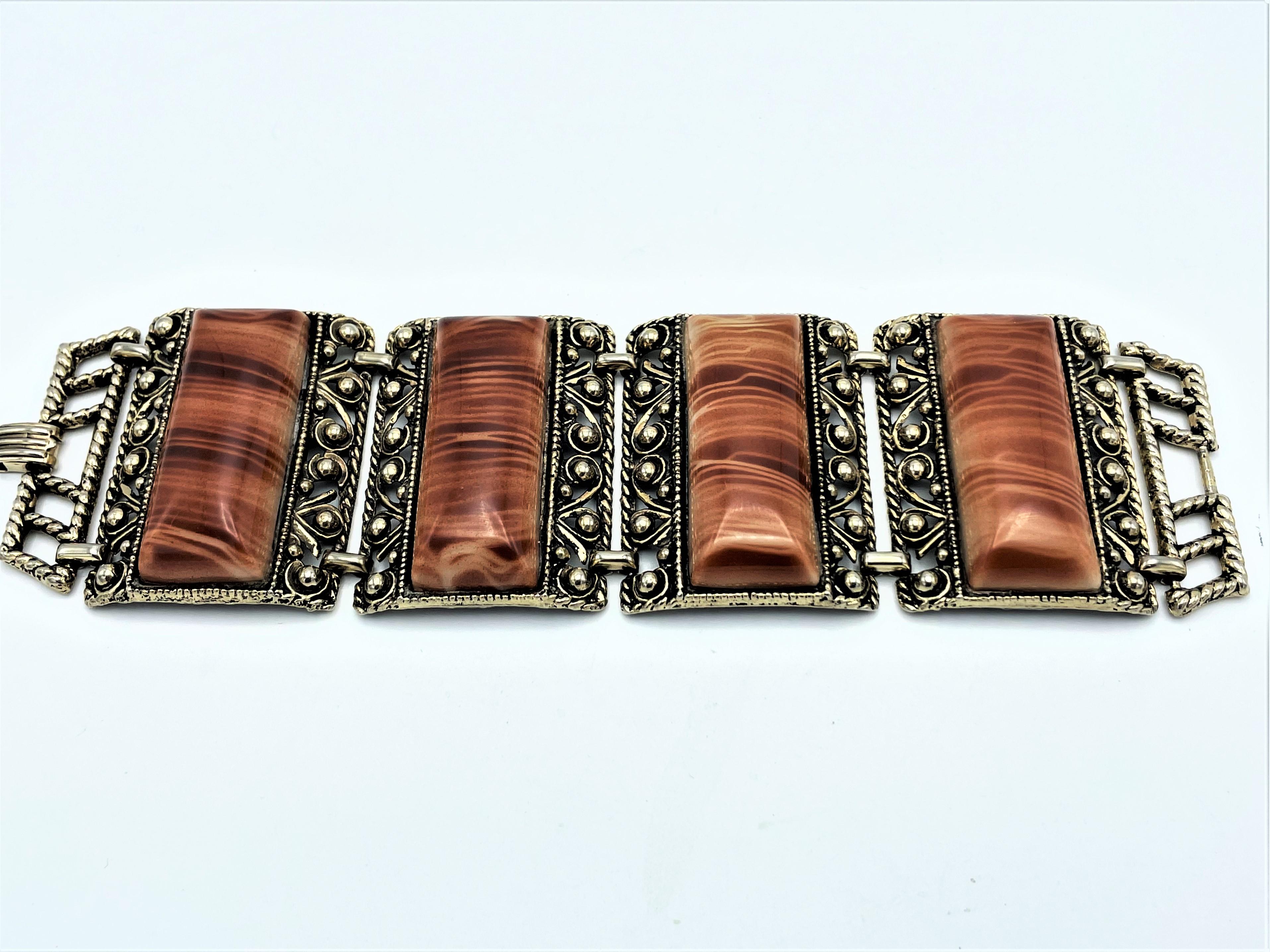  Bracelet composé de 4 pièces en plastique marbré bordées de métal fin, années 1980, États-Unis en vente 2