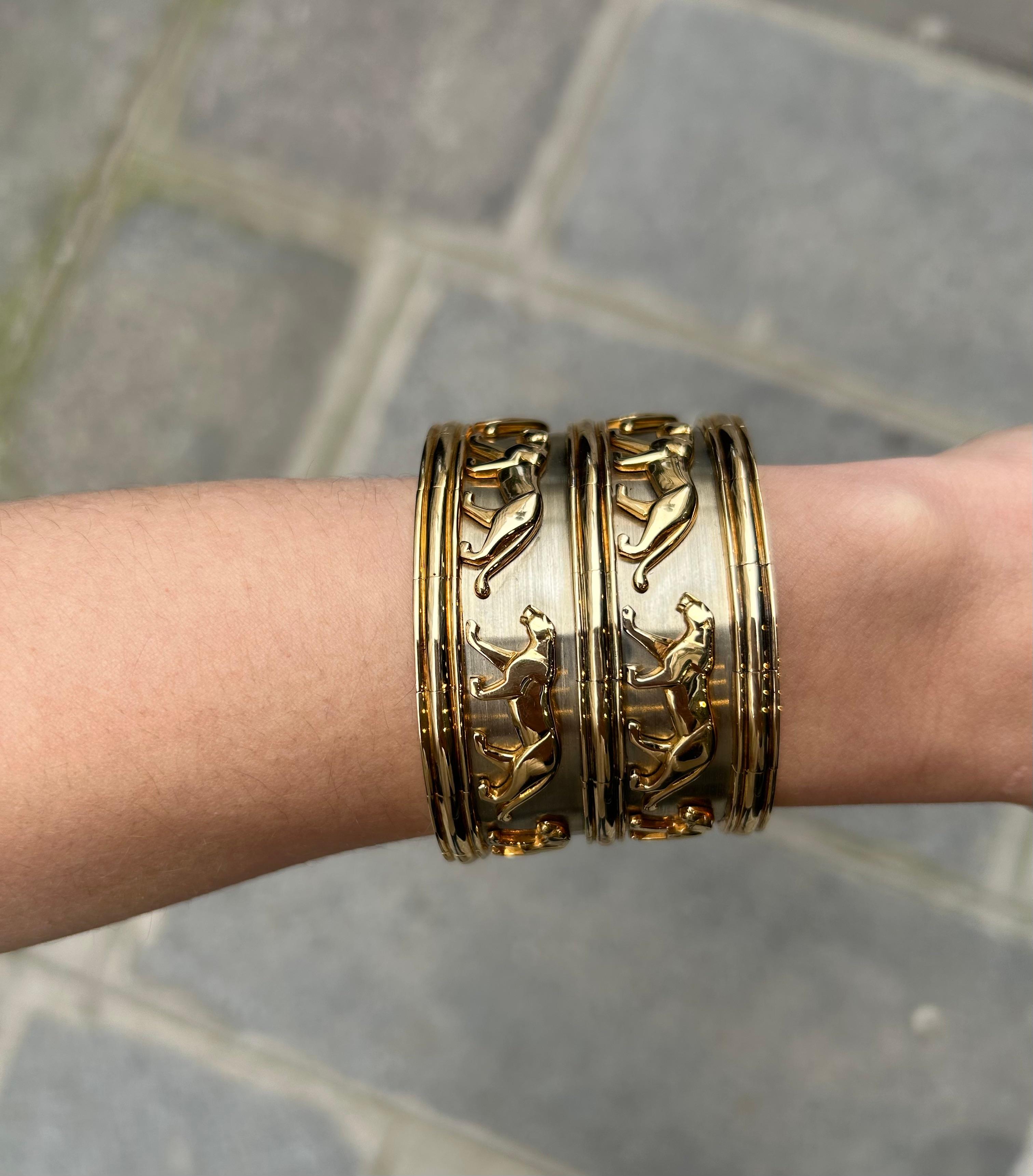 Offenes Manschettenarmband aus 18 Karat Gelb- und Graugold (750/1000), verziert mit zwei Friesen, die Panther darstellen. (Abnutzung und Spuren von Oxidation) Signiert und nummeriert. Innendurchmesser: 5,6 cm. Bruttogewicht: 188,1 g.