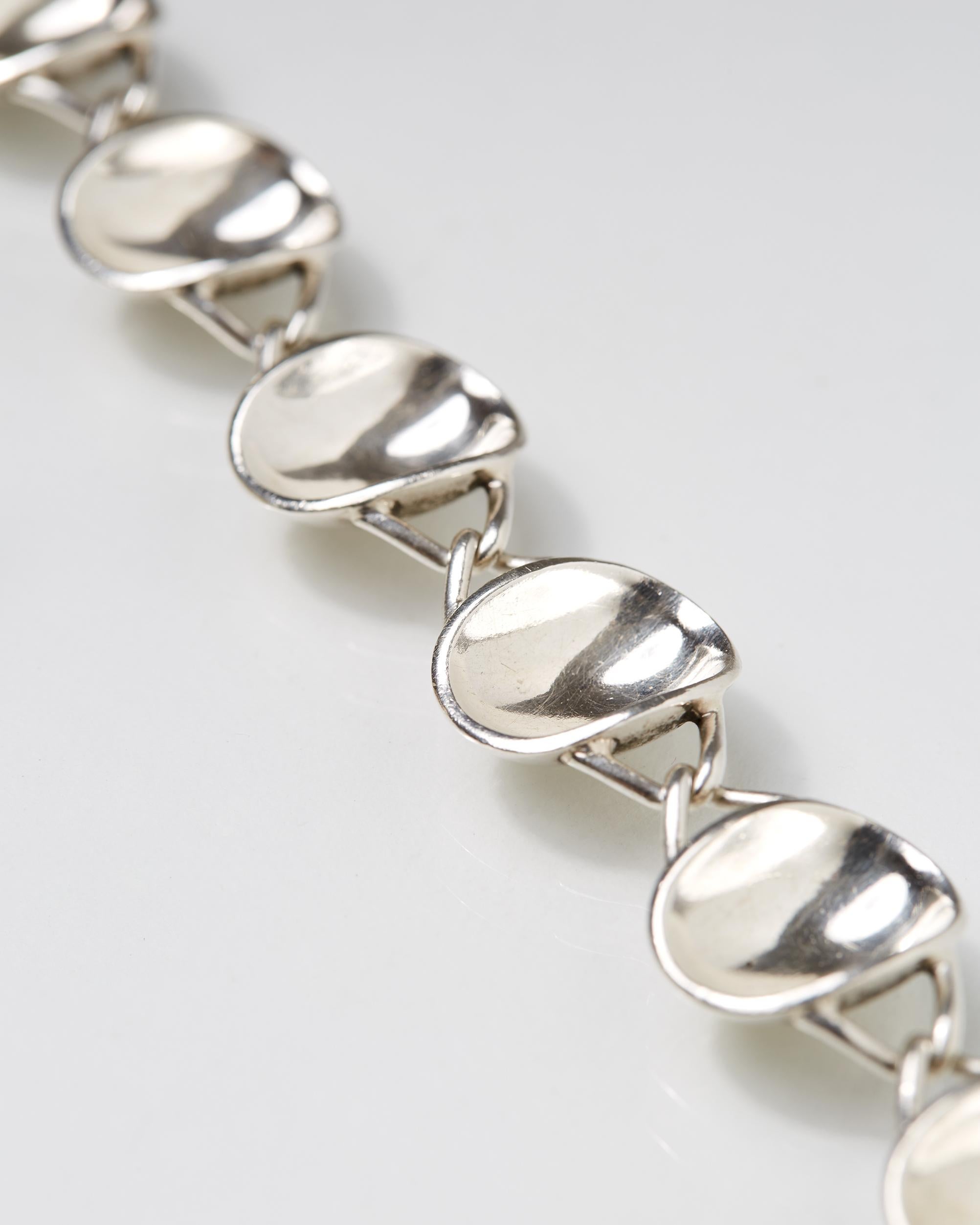 Sterling silver.

L: 20 cm/ 8''
W: 1,5 cm/ 5/8''

Earrings sold, bracelet available.